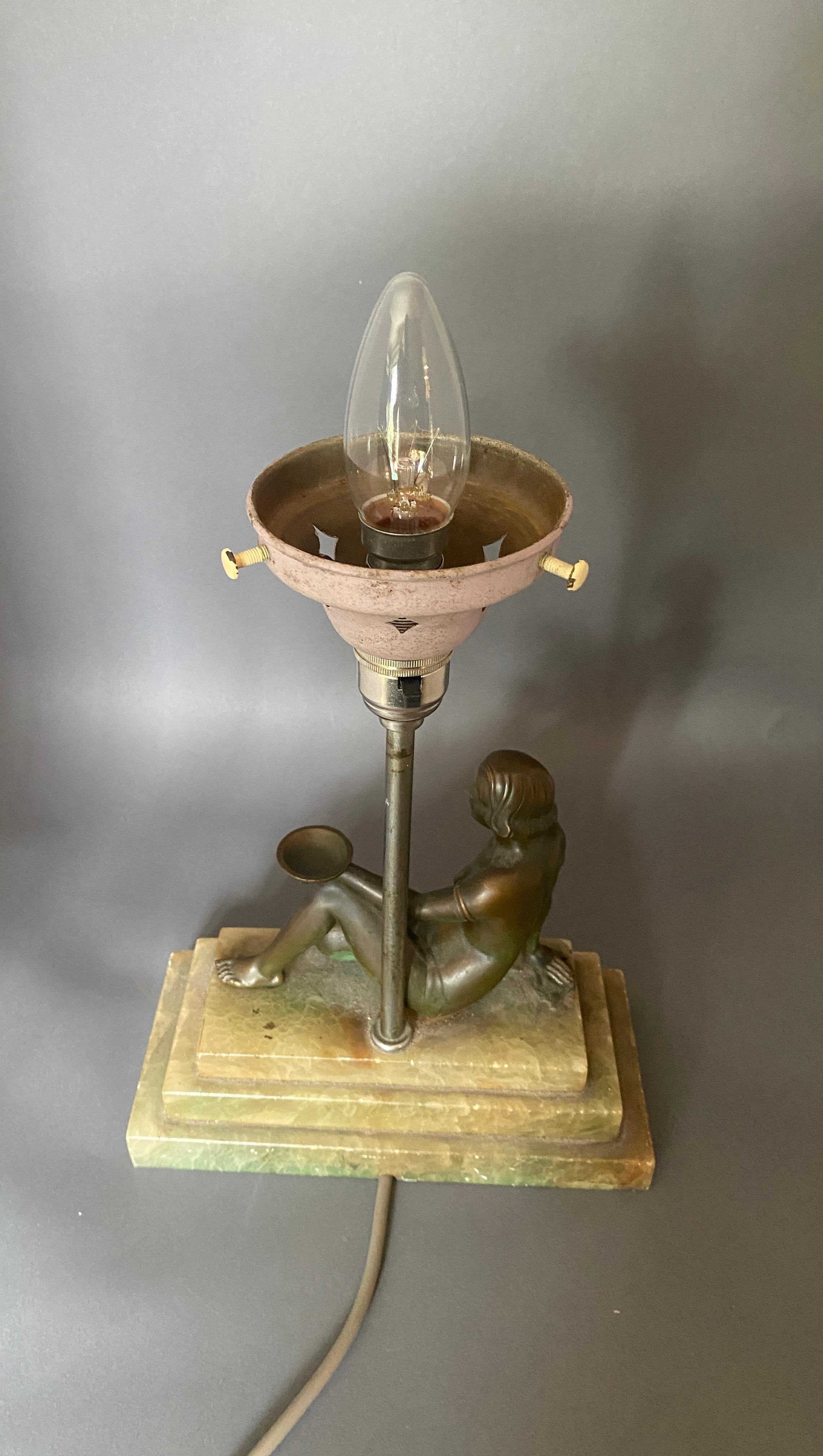 Milieu du XXe siècle Lampe de dame Art Déco à base d'onyx et de stéatite années 1930 en vente