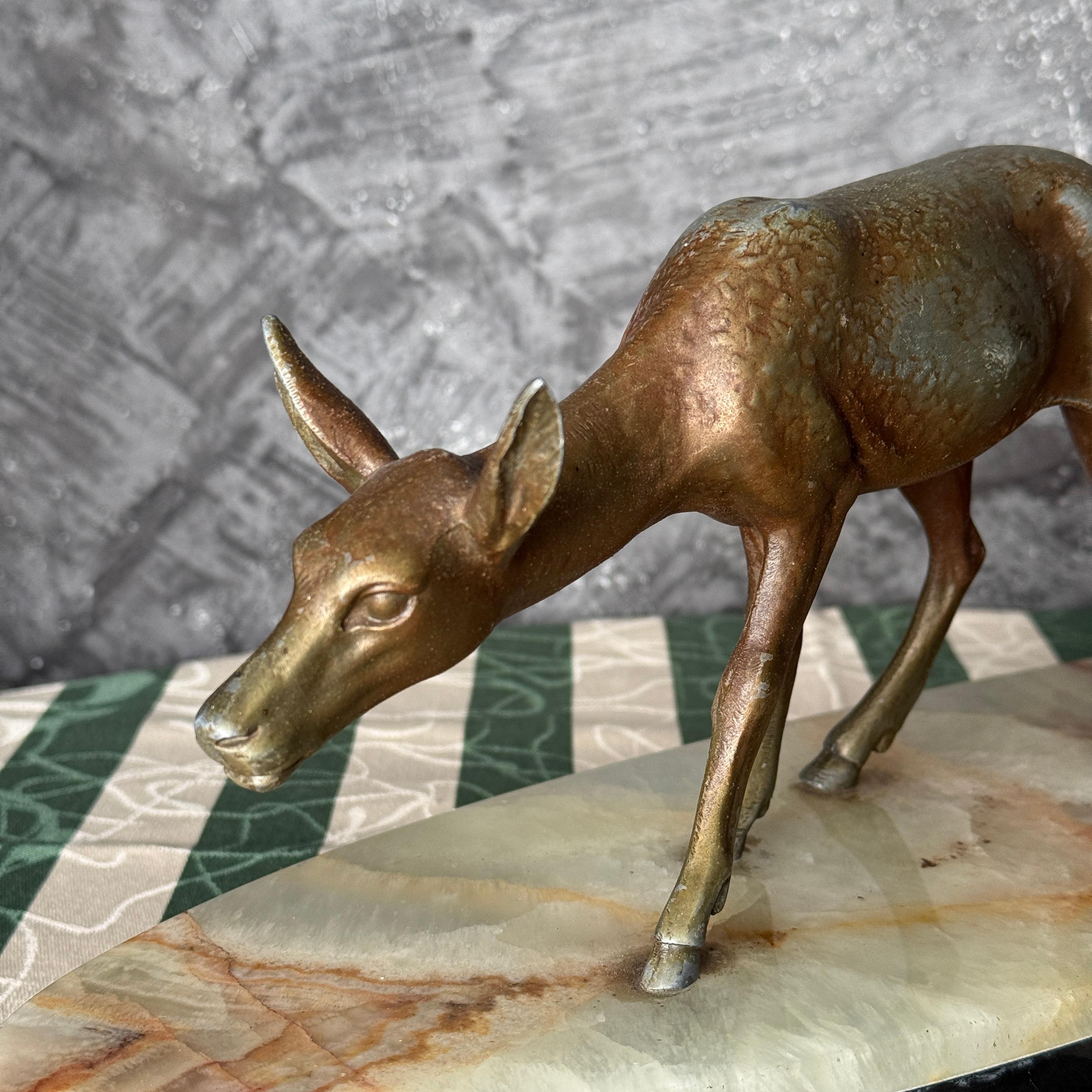 Français Sculpture Art Déco de 2 cerfs en vente