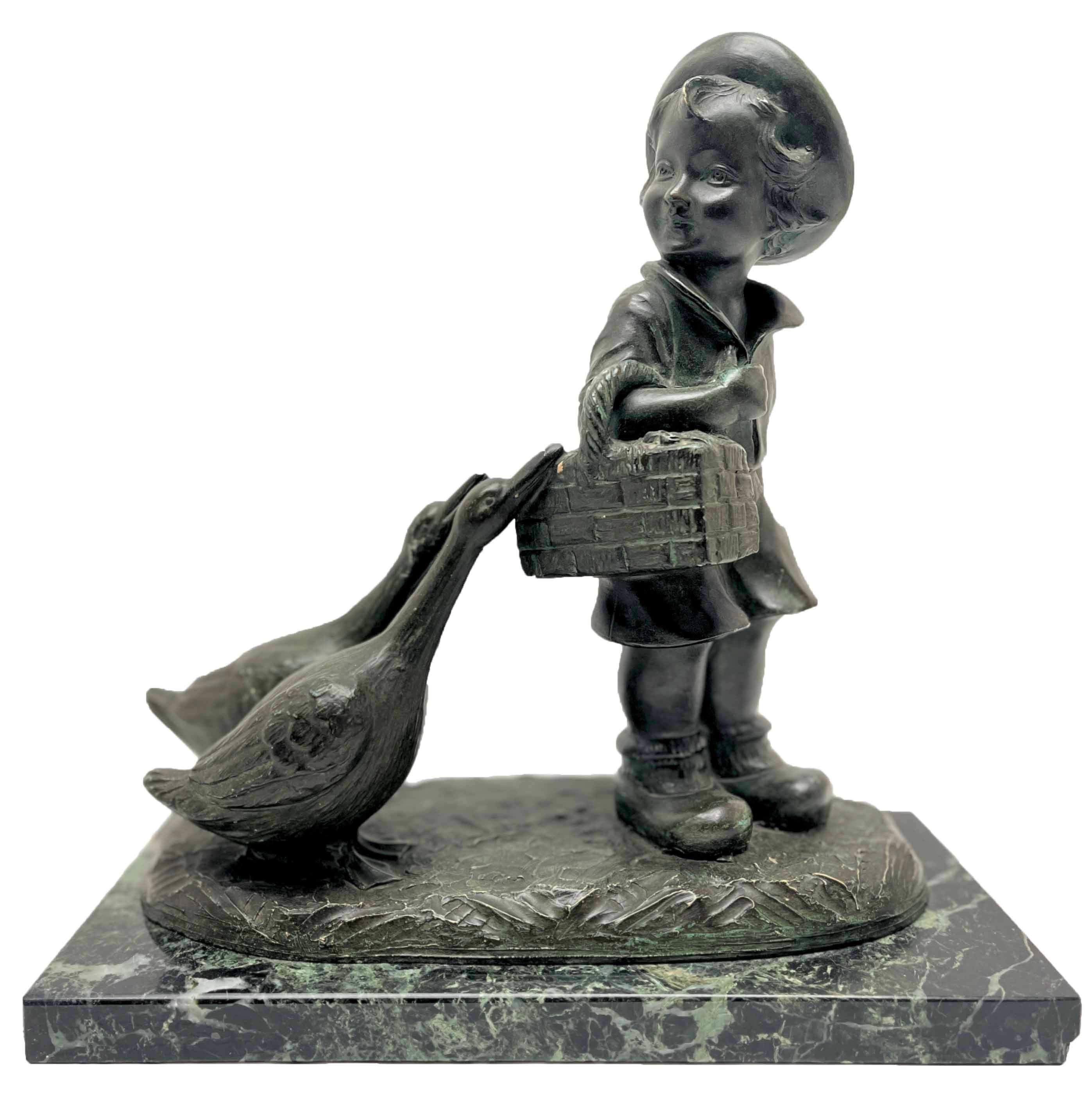 Art Déco
Il suo studio si trovava a Schaerbeek (Belgio), dove lavorò come scultore per una 
società chiamata 