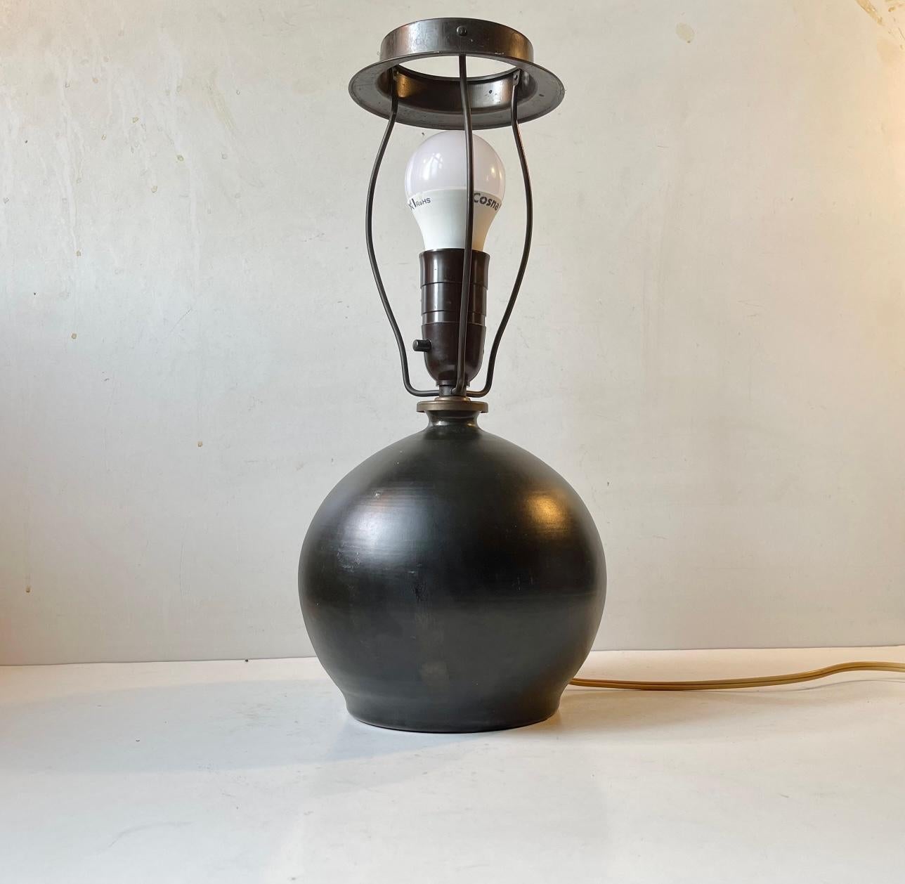 Art déco Lampe de bureau sphérique Art Déco en céramique à glaçure noire satinée, Aluminia années 1920 en vente