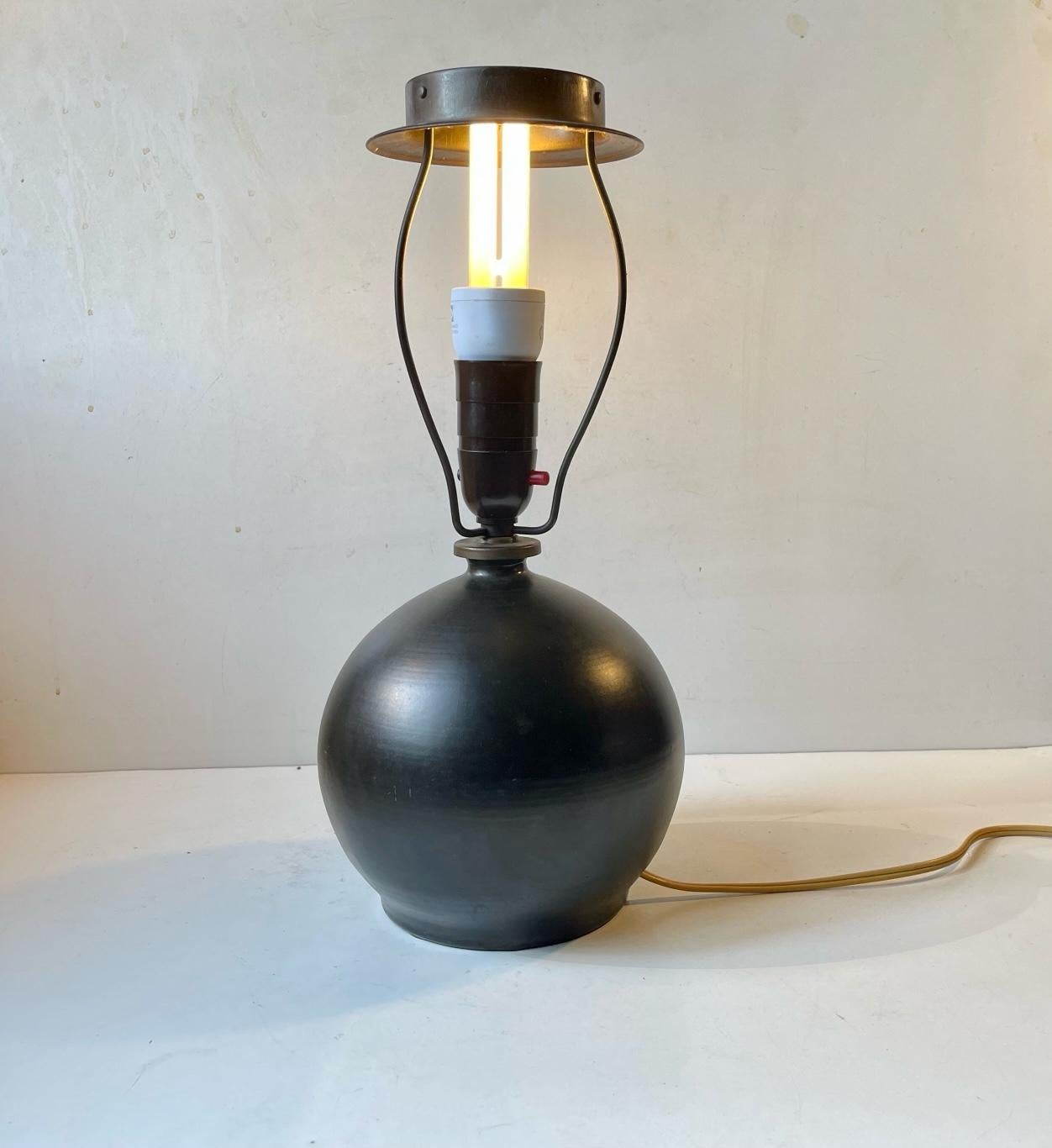 Vernissé Lampe de bureau sphérique Art Déco en céramique à glaçure noire satinée, Aluminia années 1920 en vente