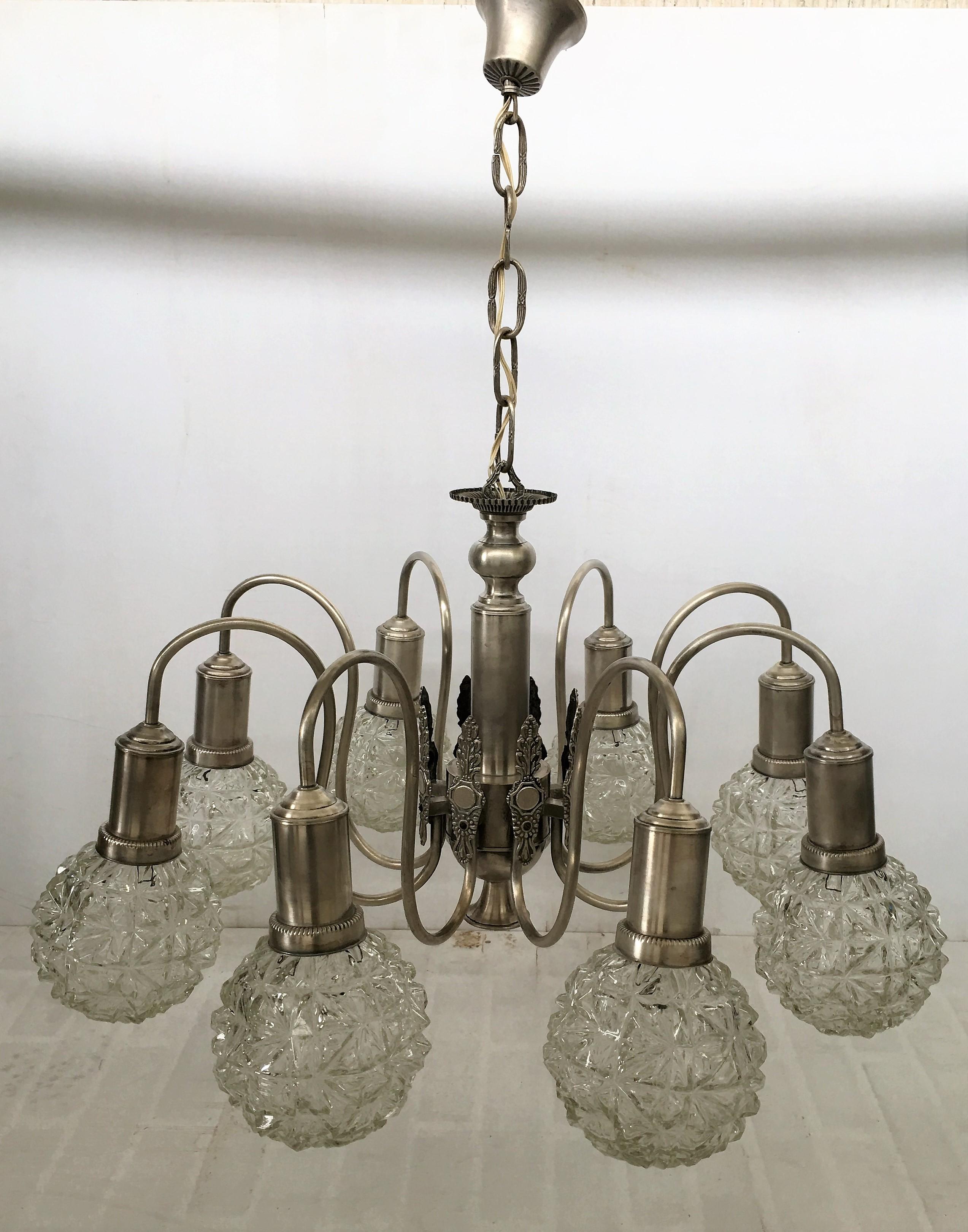 Lampada da soffitto Art Déco a ragno con otto sfere di vetro tagliato In condizioni buone in vendita a Miami, FL