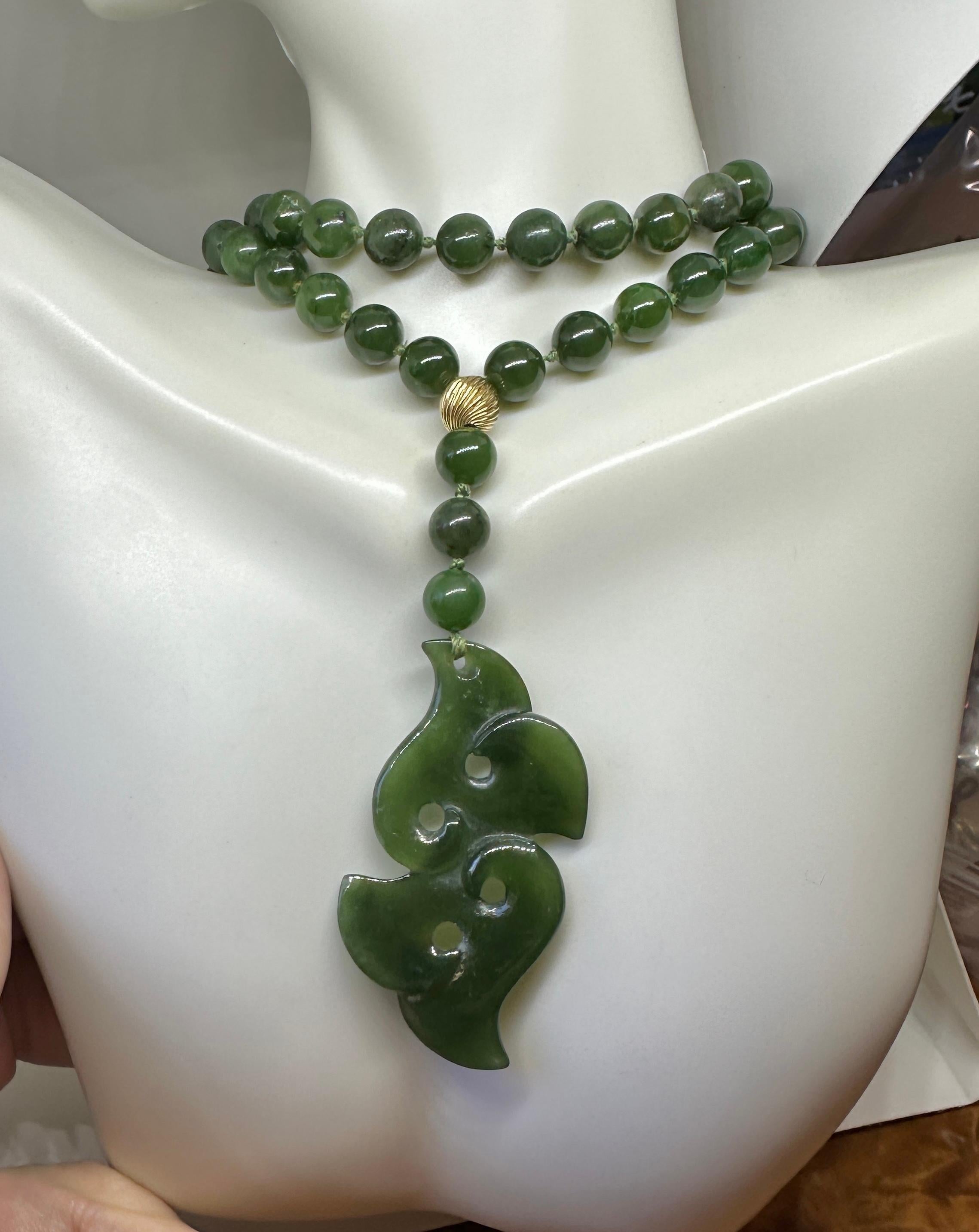 Perle Collier Art déco en or jaune 10 carats avec perles de jade de 8 mm de couleur épinard de 26 pouces en vente