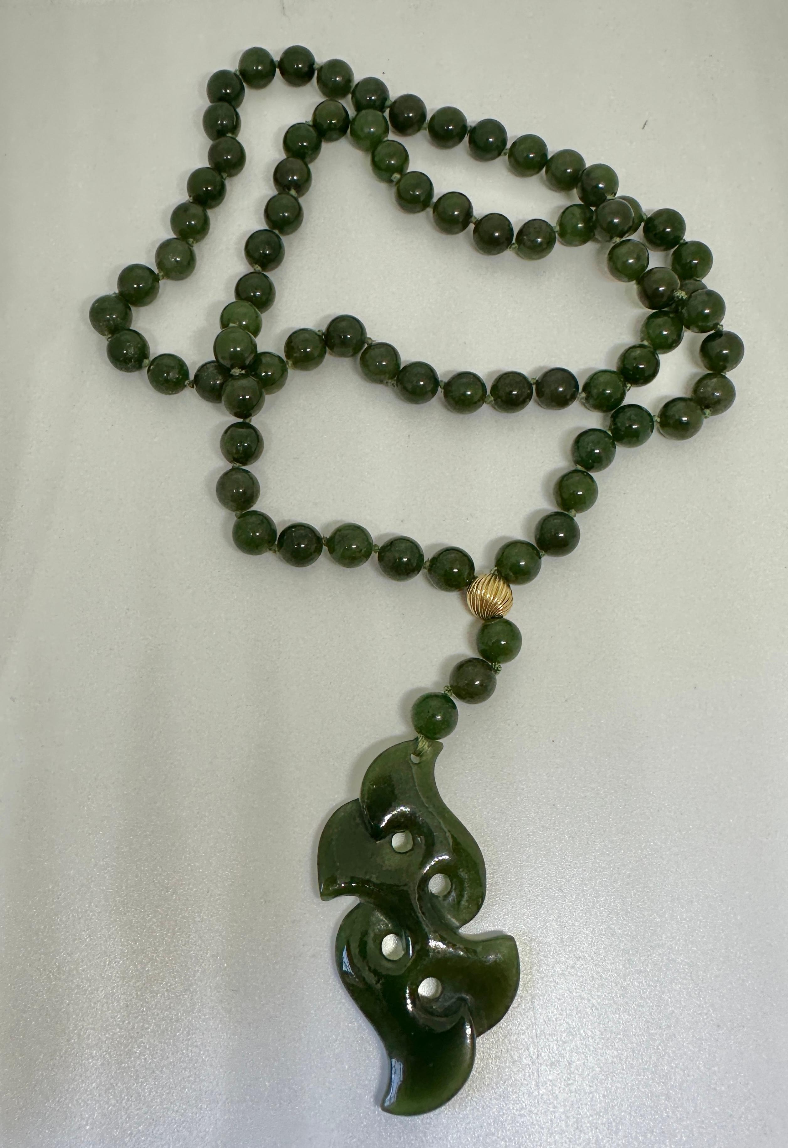 Collier Art déco en or jaune 10 carats avec perles de jade de 8 mm de couleur épinard de 26 pouces Excellent état - En vente à New York, NY