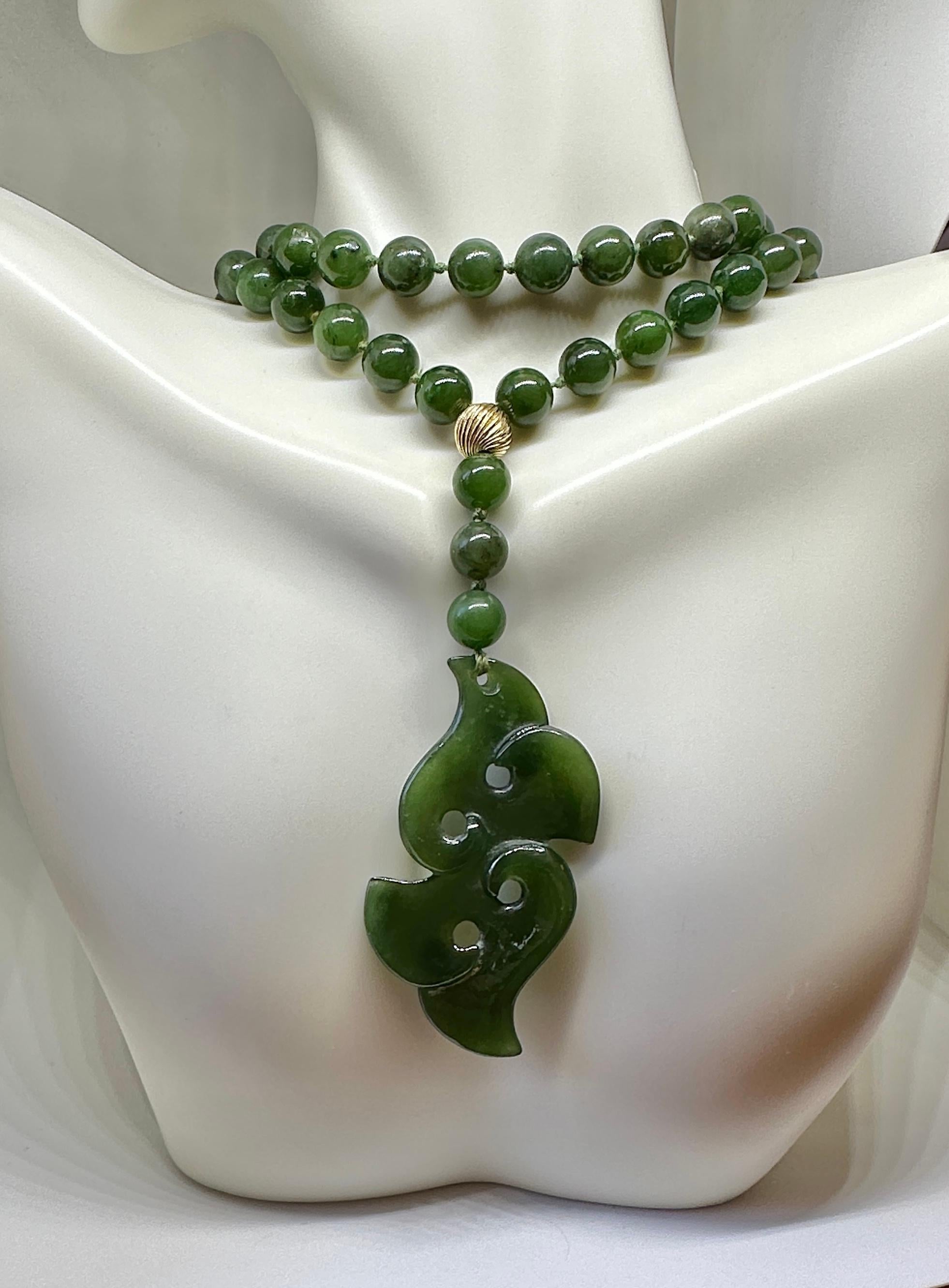 Collier Art déco en or jaune 10 carats avec perles de jade de 8 mm de couleur épinard de 26 pouces Unisexe en vente