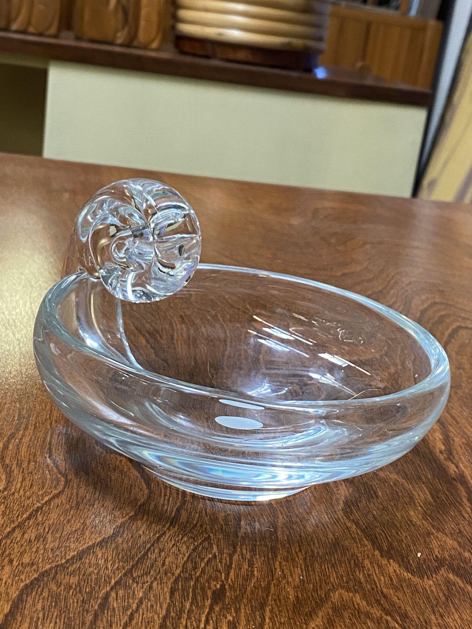Original handblown Art Deco spiral leaded crystal glass spiral ring tray featuring a bowl fixed to a spiral handle.
