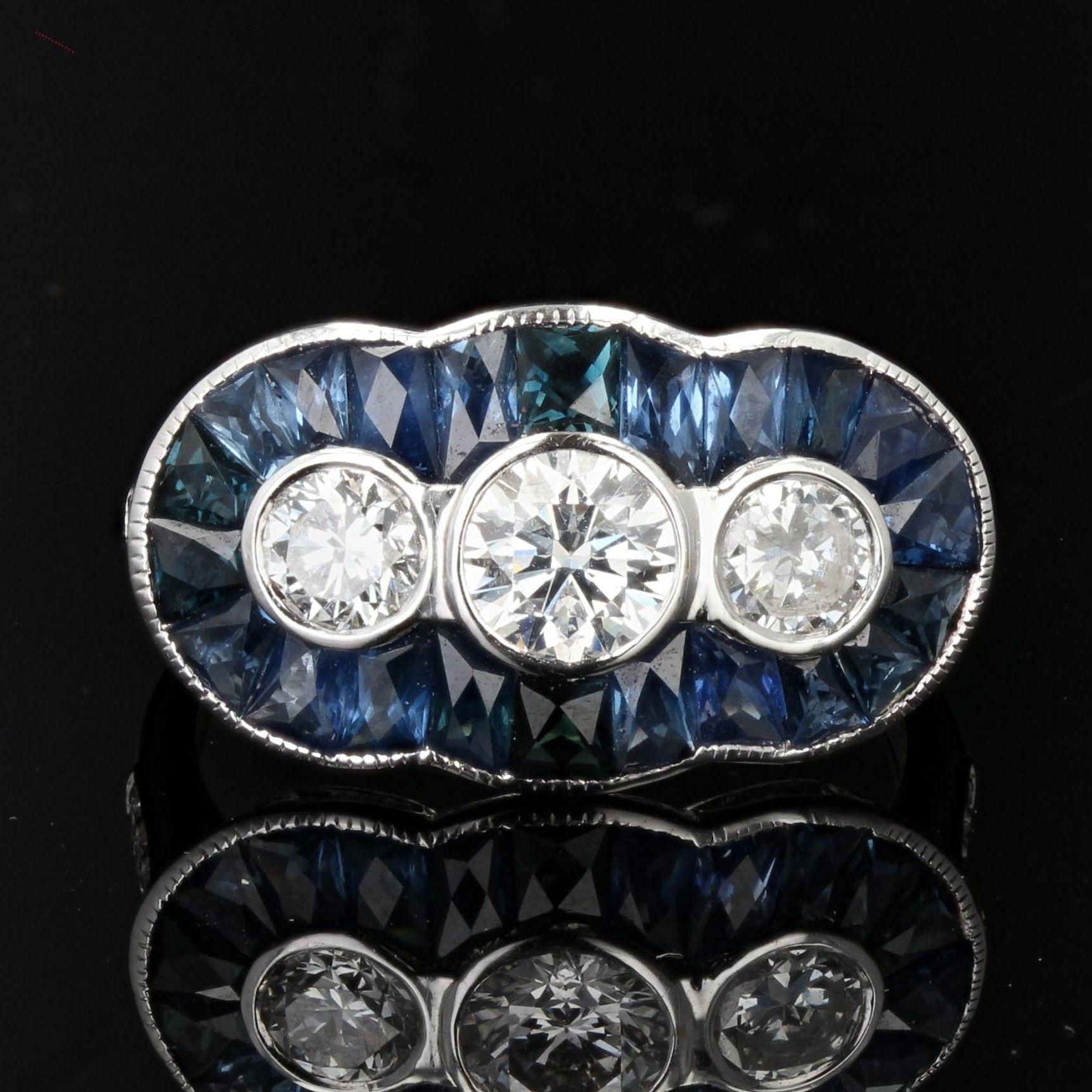 Ring aus 18 Karat Weigold mit Kaliber und Saphiren im Art-dco-Stil (Art déco) im Angebot