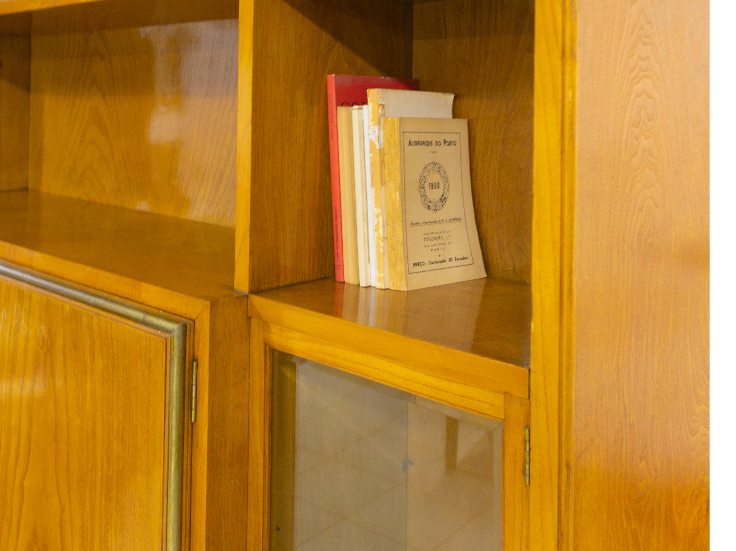 Vetrina Art Deco in legno di abete, anni '40 in vendita 1