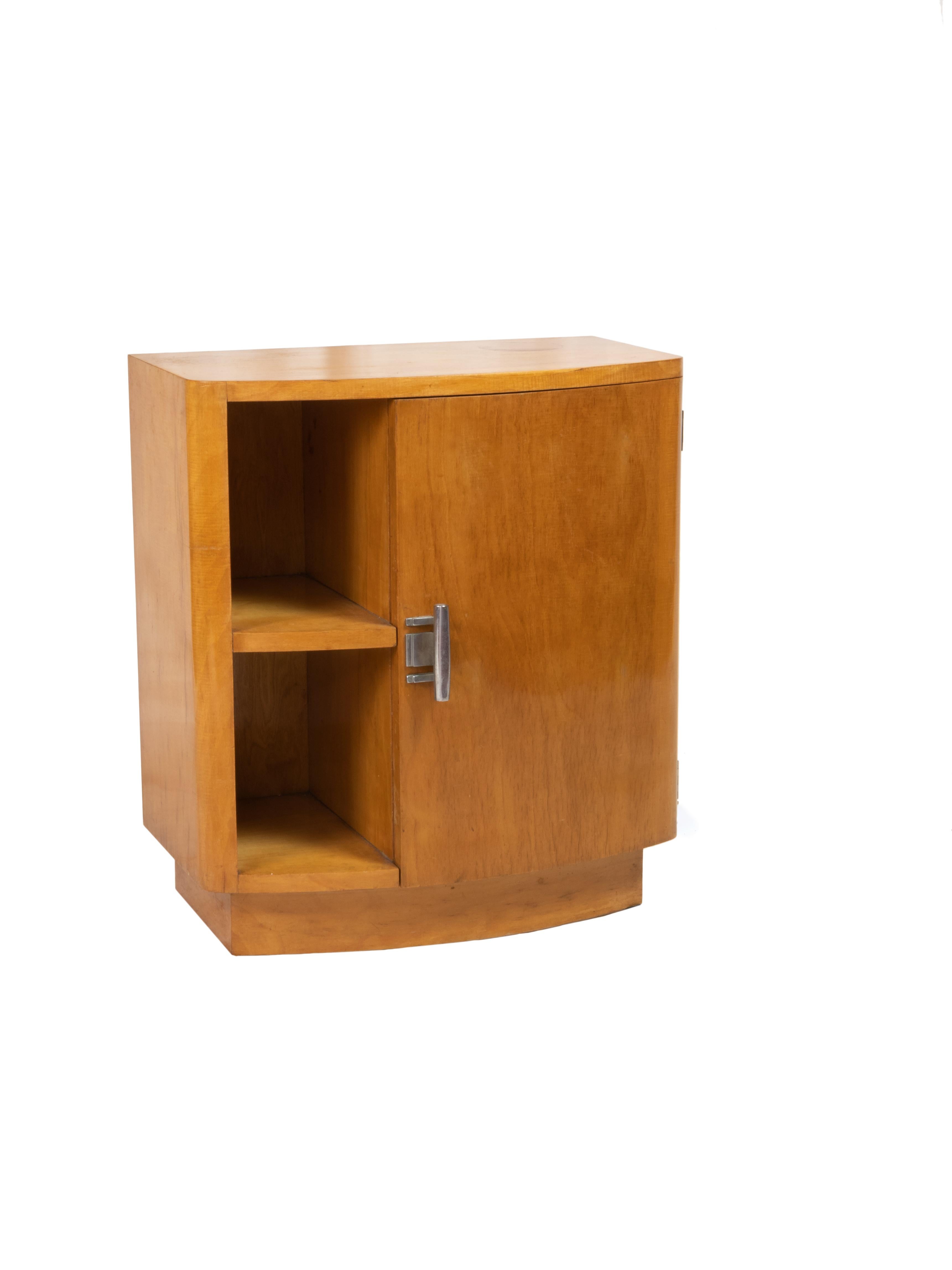 Eine elegante helle Farbe  Träger aus Fichtenholz mit einem Bücherregal auf der linken Seite und einer Tür auf der rechten Seite. Kleines Stück in der Hardware.
Ordnung, Farbe, Geometrie, Begriffe, die die Welt des Art déco definieren. 
In Portugal