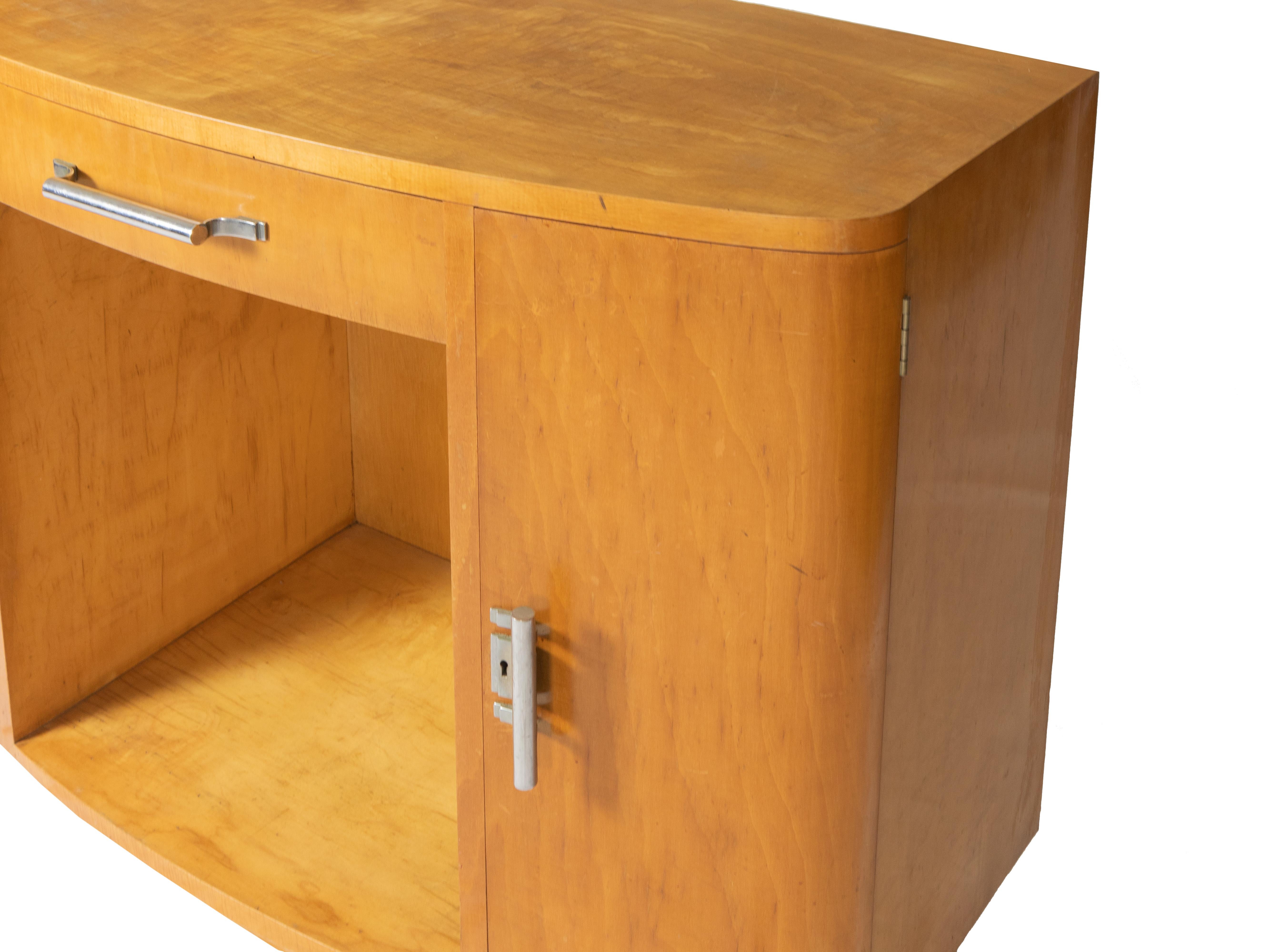 An elegant light color spruce wood set of 3 support pieces of a vanity and two commodes.
Order, color, geometry, words that define the Art Deco world.
In Portugal, examples like this one were created for refurbishing the new Art Deco apartments of