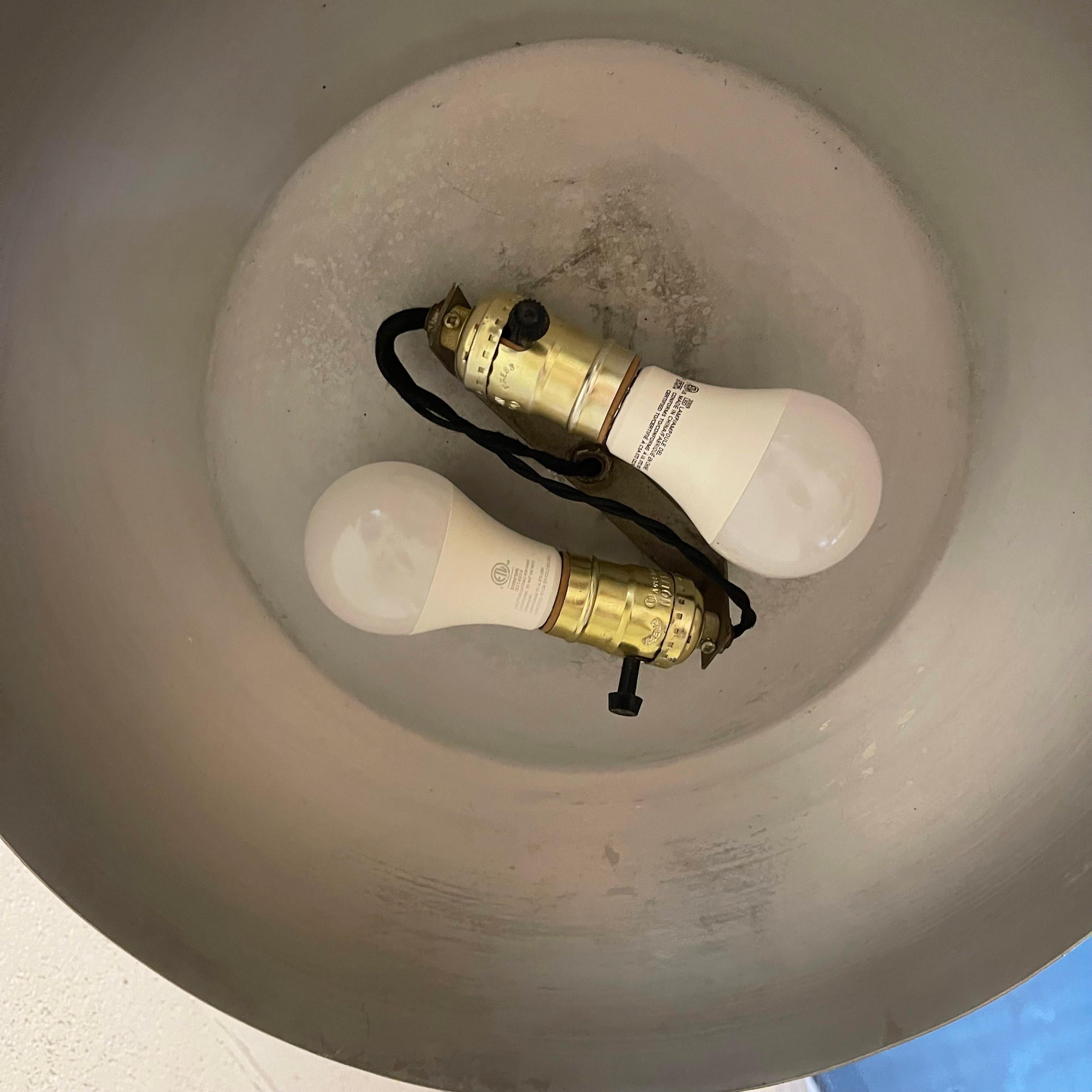 Flip-Top-Stehlampe aus gesponnenem Aluminium im Art déco-Stil von Kurt Versen im Angebot 10