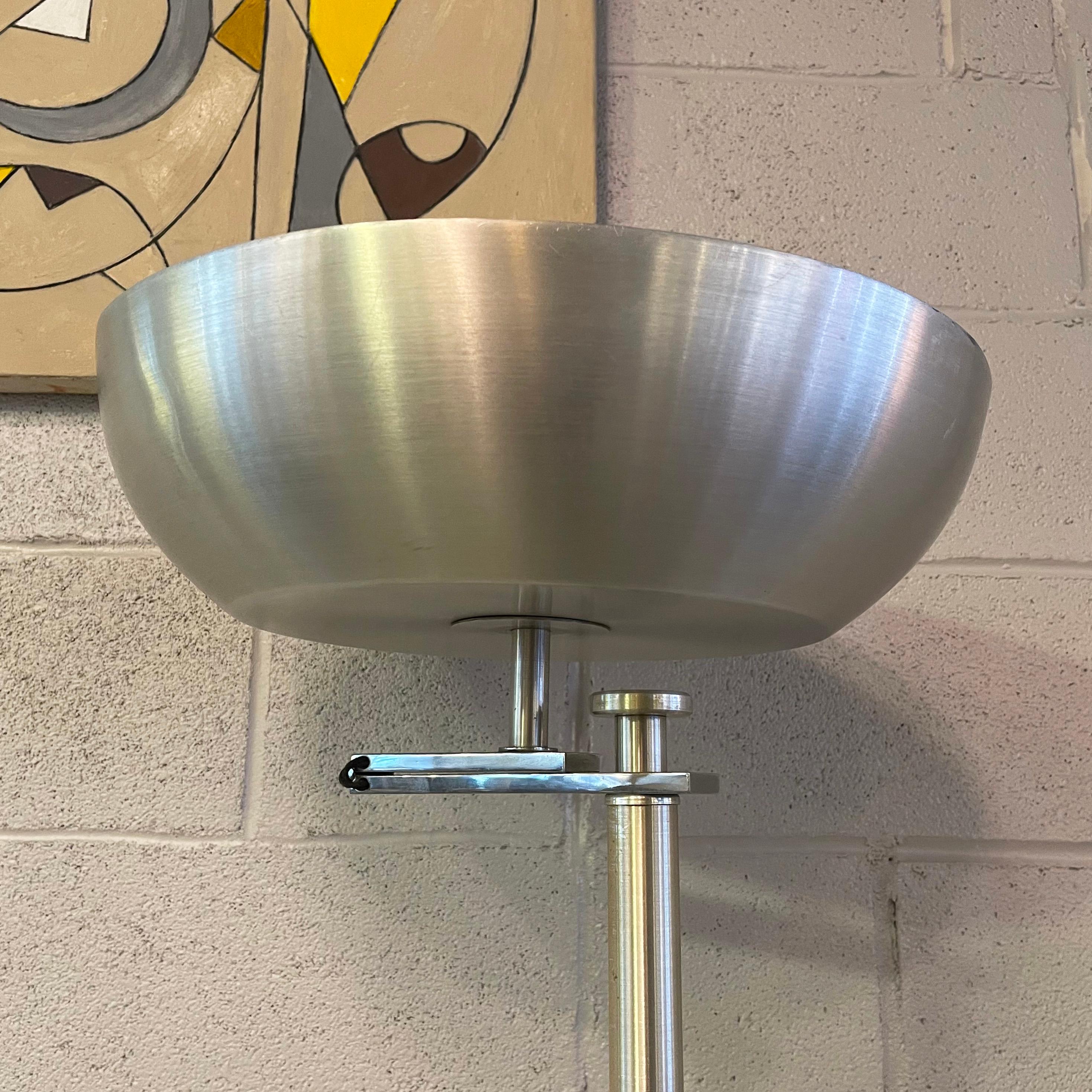 Flip-Top-Stehlampe aus gesponnenem Aluminium im Art déco-Stil von Kurt Versen im Angebot 2