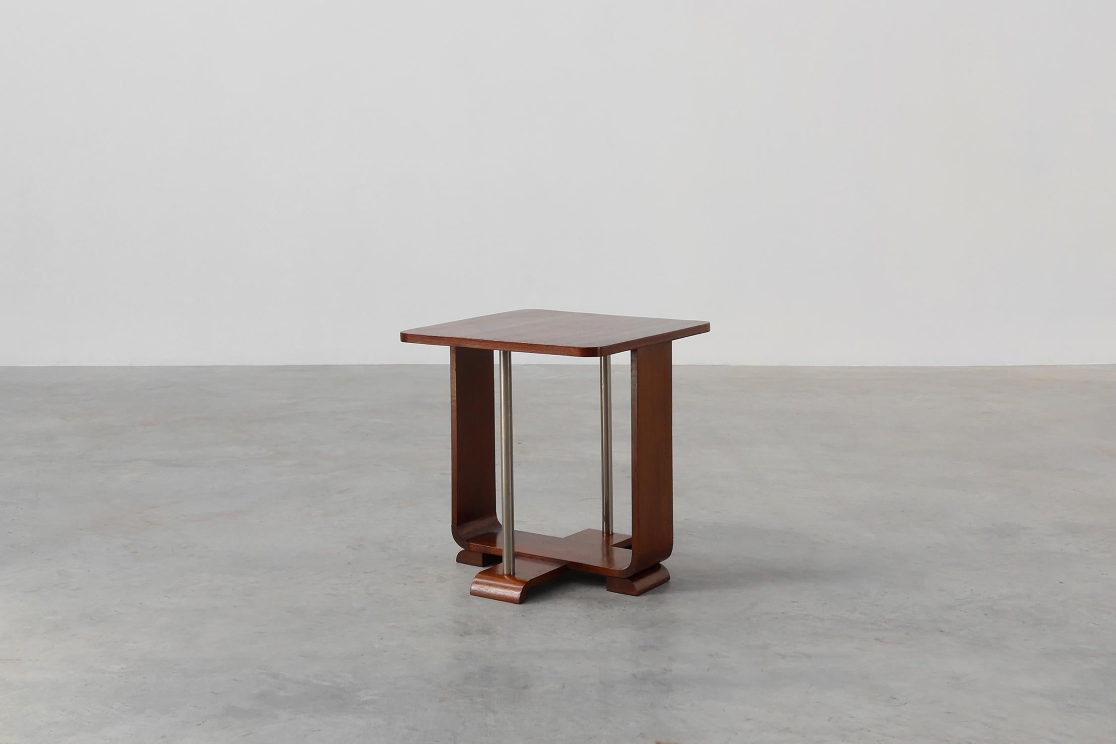 France / 1925 / side table / oak veneer, metal / Art Deco

Beautiful oak veneer and metal side or occasional table from the 1920s in Art Deco style. This table has a rounded square top that is supported by a wide D-shaped wooden bent leg running