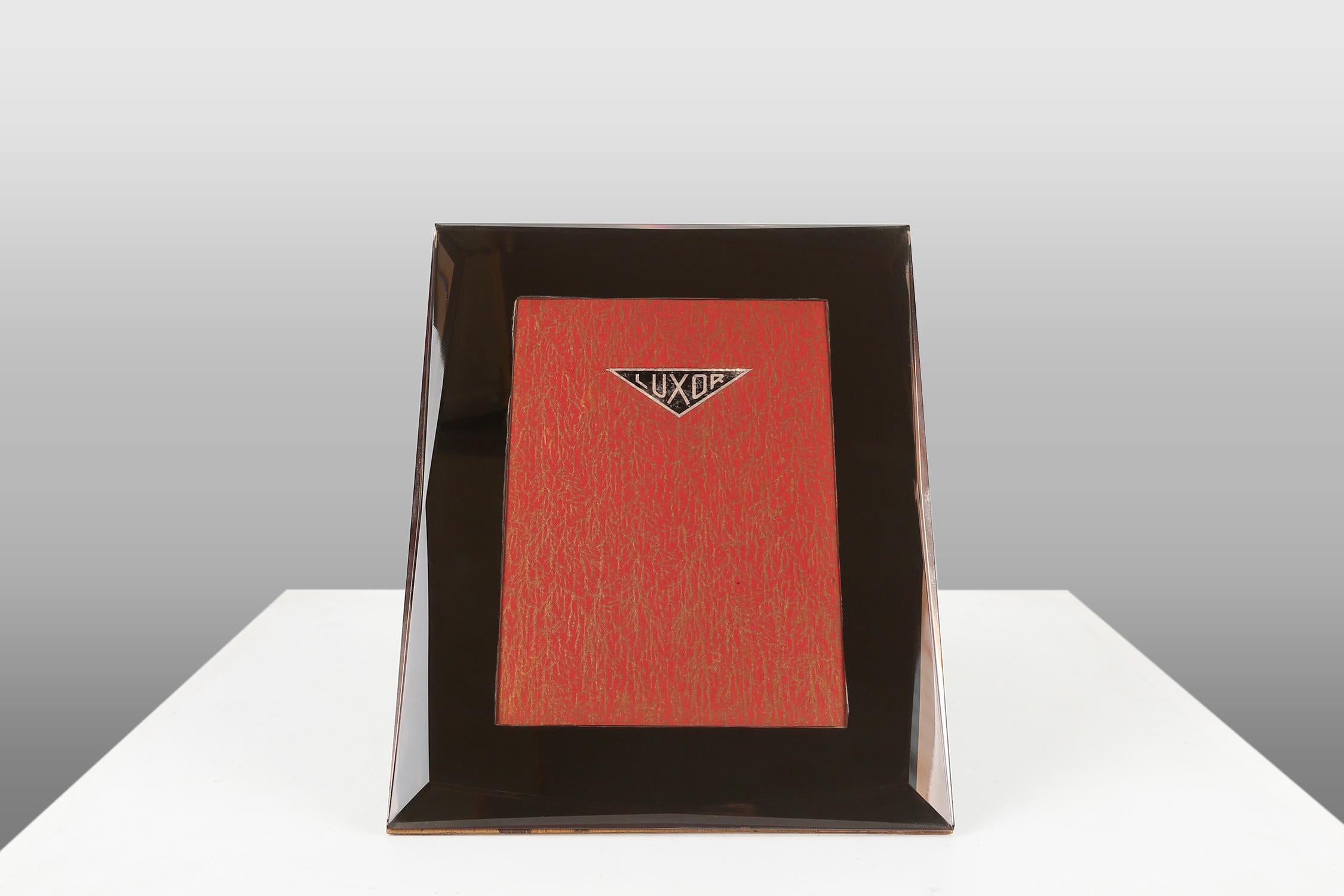 France / 1930s / Luxor / standing square photo frame with cut pink mirror passe-partout / mirror glass and wood / Art Deco / mid-century

An exquisite French vintage photo frame with pink mirror passe-partout from 1930s by Luxor. Crafted with