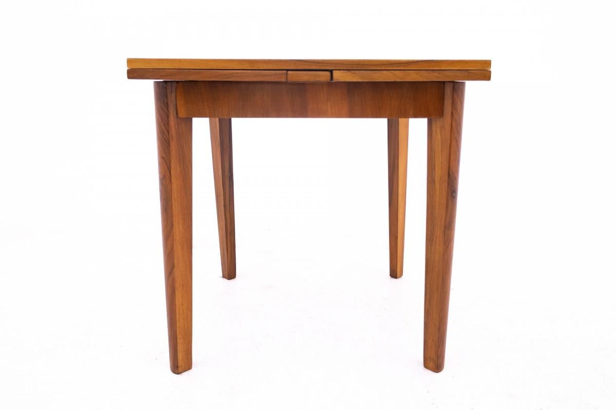 Table à rallonge de style Art déco des années 1940, Pologne.

La table carrée s'adaptera parfaitement même dans les petites pièces. Si nécessaire, il est extensible - les inserts coulissent sur les côtés. La forme minimaliste et le beau grain du