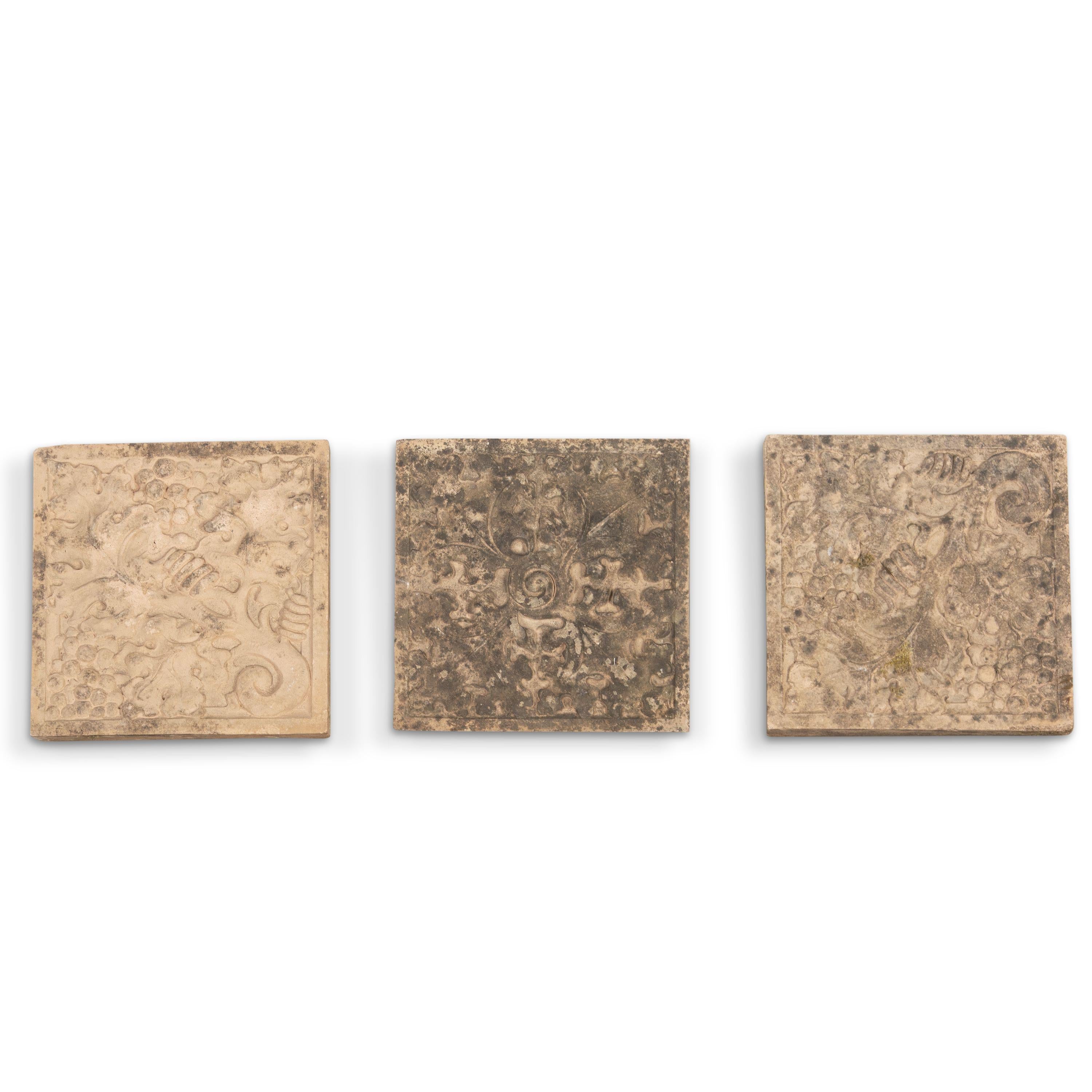 Plaques de jardin carrées en terre cuite, avec des motifs décoratifs de style Art déco. 

Ces plaques ont subi les intempéries et ont magnifiquement vieilli. Elles sont parfaites pour ajouter de la texture et de l'intérêt à un espace. 

PRIX