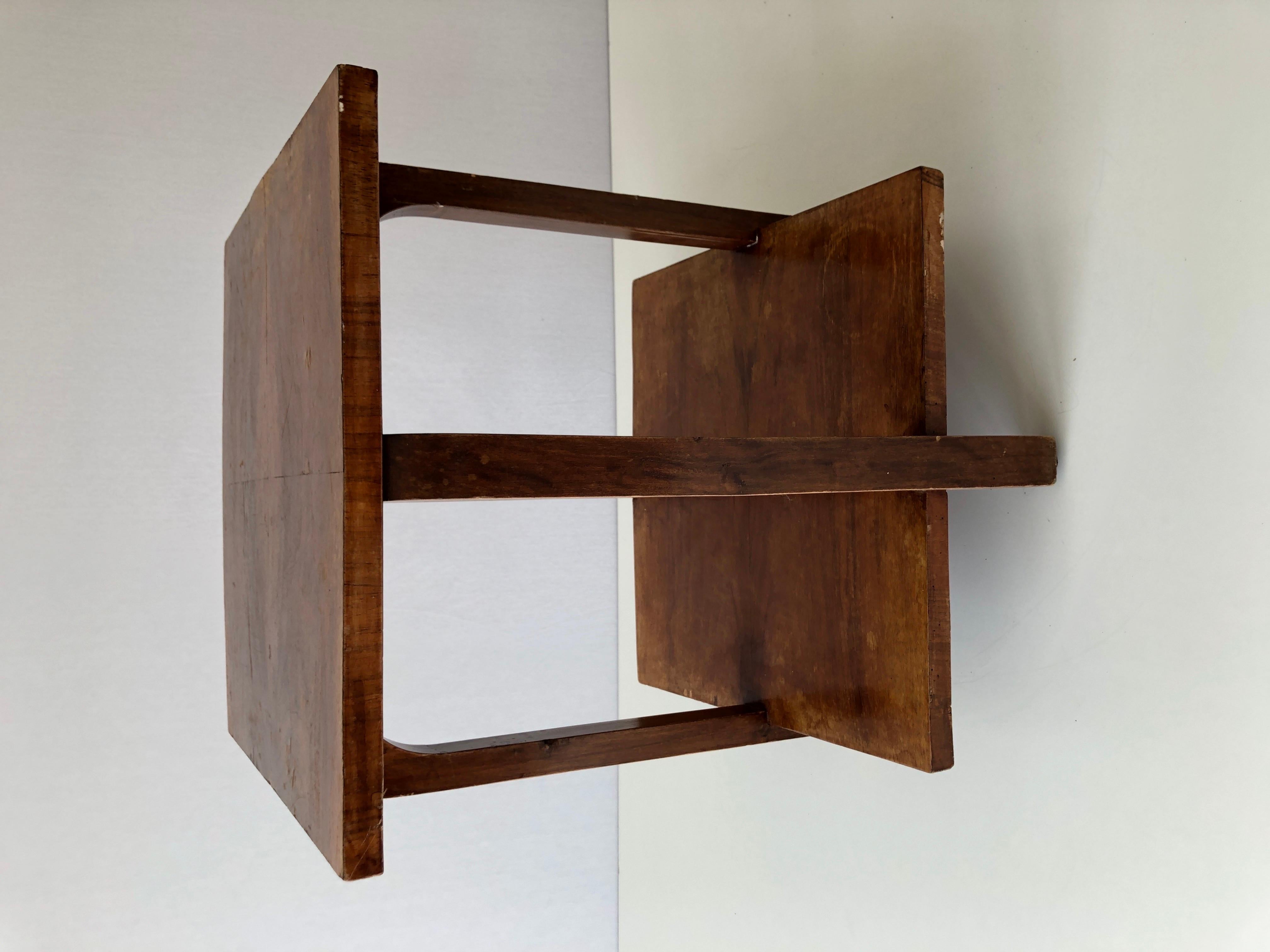 Quadratischer Art-Déco-Eck- oder Beistelltisch aus Holz, 1940er Jahre, hergestellt in Italien im Zustand „Gut“ im Angebot in Hagenbach, DE