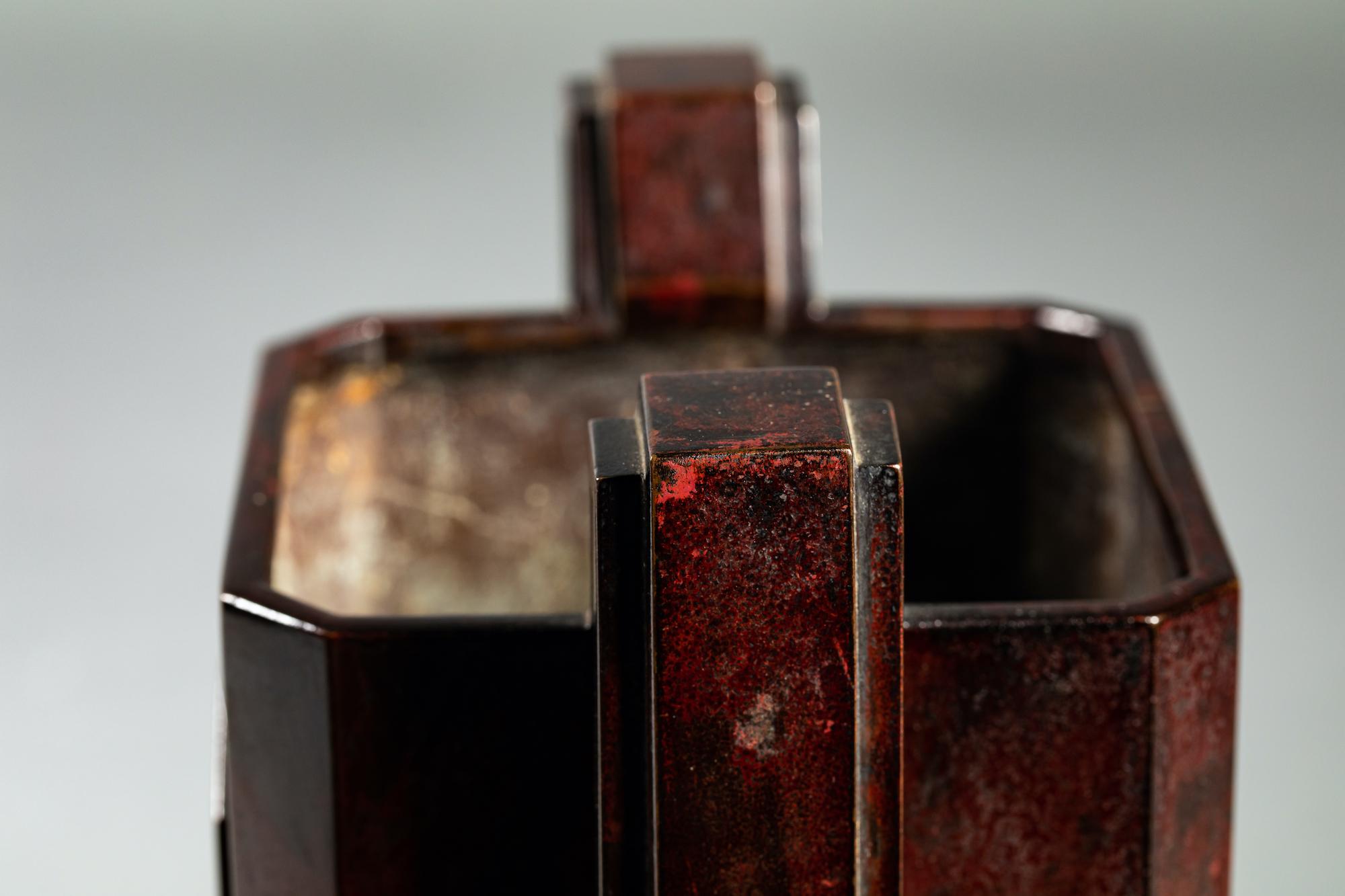 Quadratische Art-Déco-Vase aus Bronze im Angebot 10