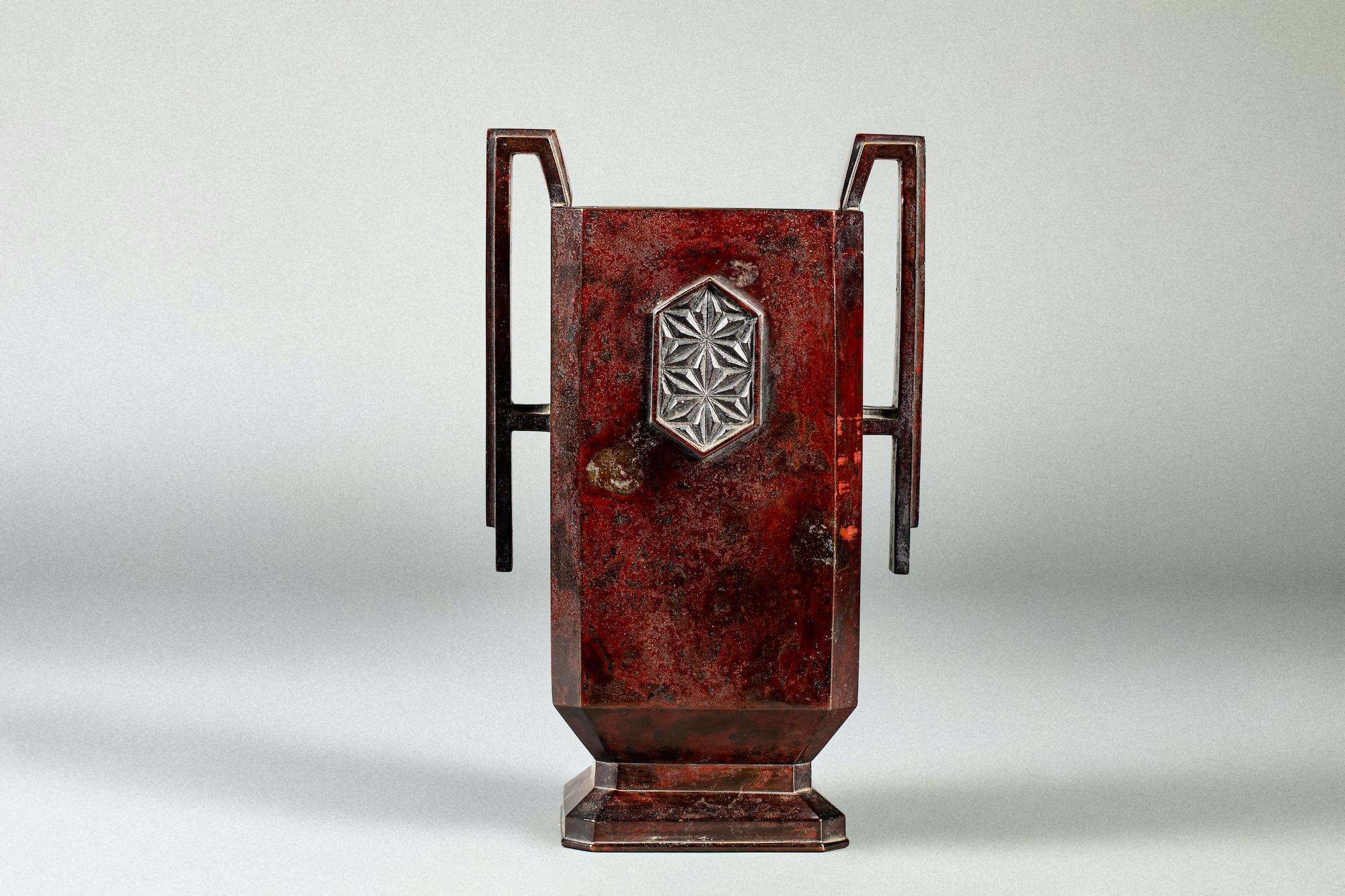 20ième siècle Vase carré Art Déco en bronze en vente