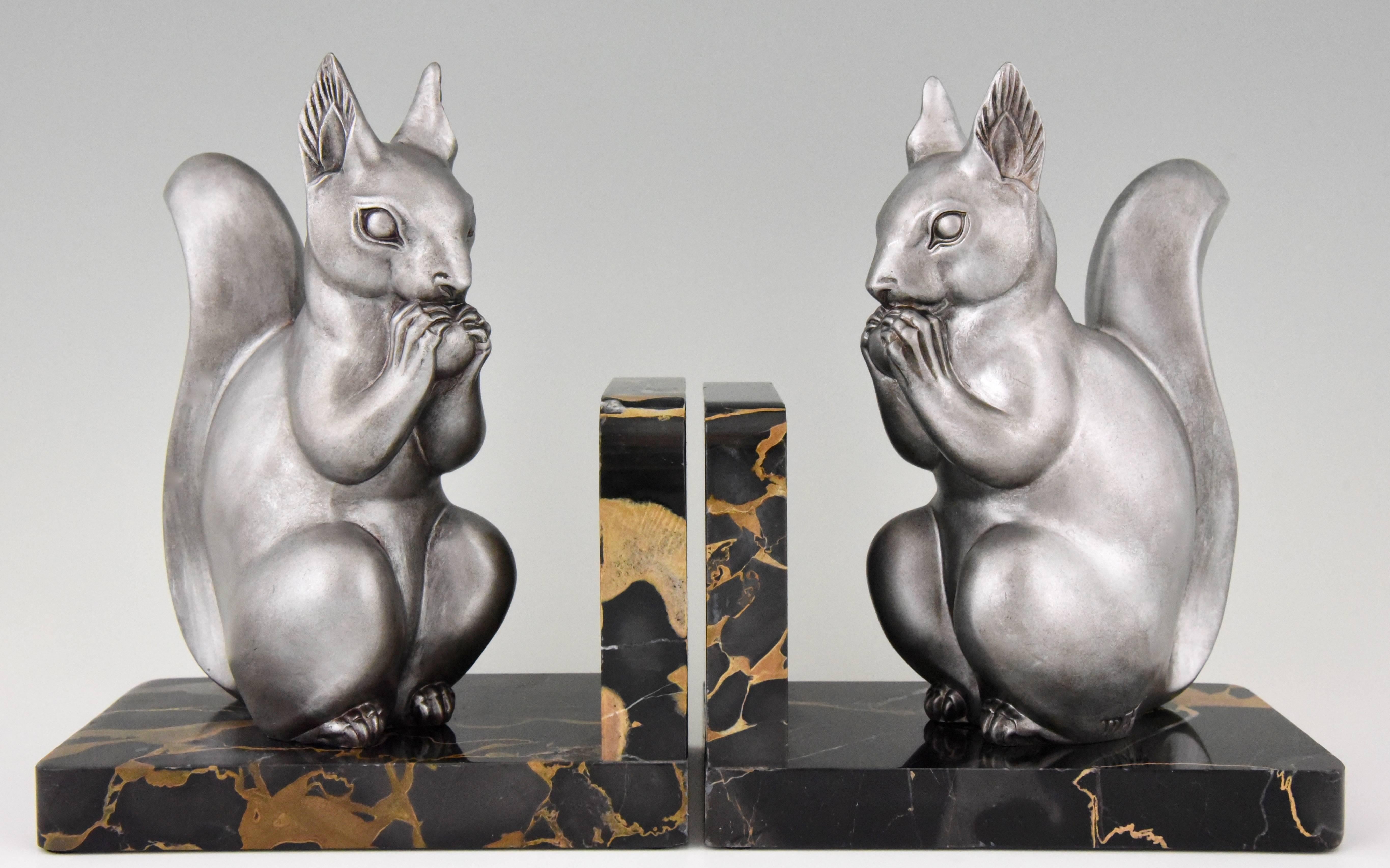 Cute pair of Art Deco squirrel bookends signed by M. Font on a Portor marble base.
Signature/ marks: M. Font.
Style: Art Deco
Date: 1930
Material: Art metal with silver patina. Portor marble base.
Origin: France
Size: H 19.5 cm x L 16 cm. x W