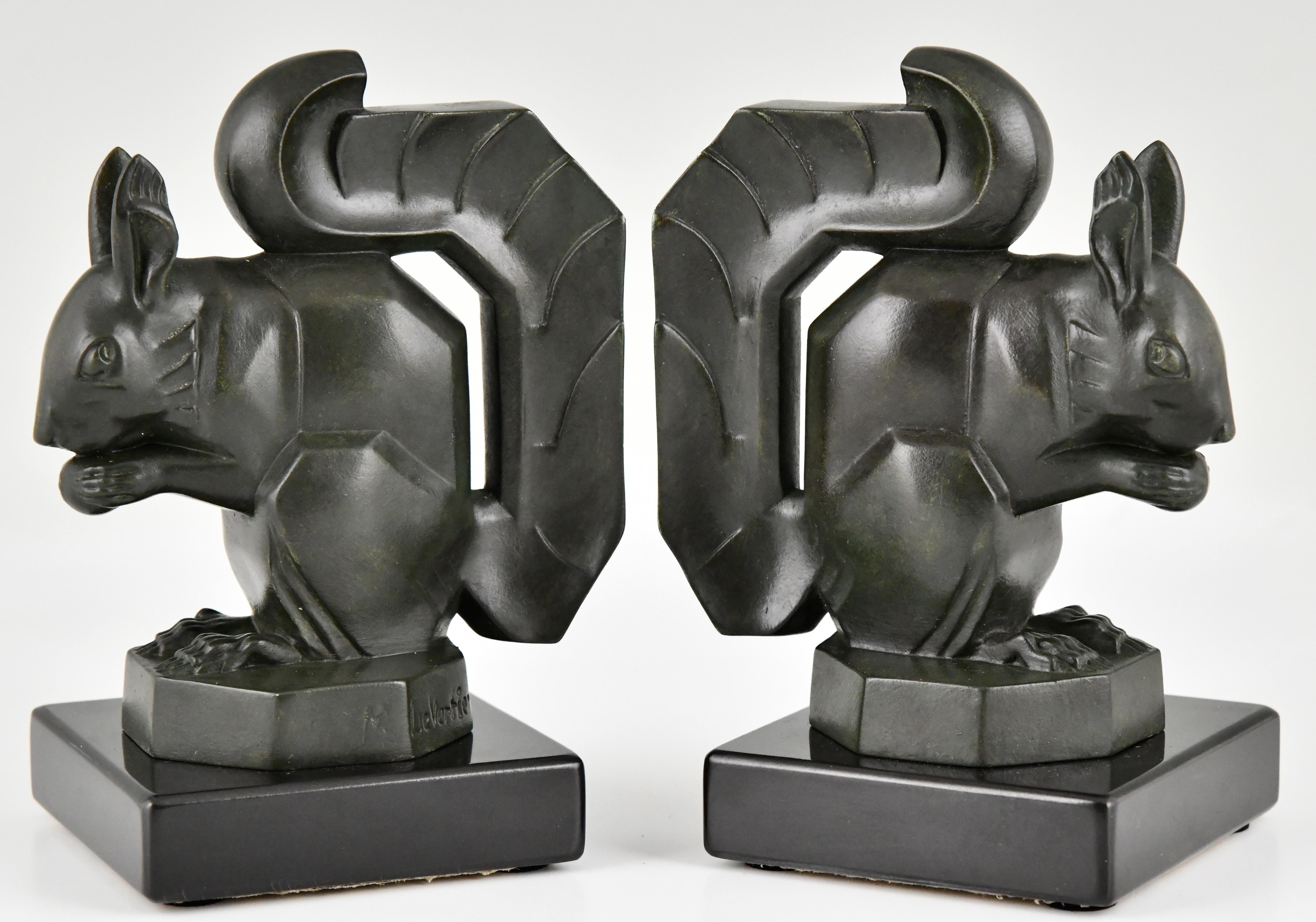 Art Deco Eichhörnchen Buchstützen von Max Le Verrier
Kunstmetall, dunkelgrüne Patina.
Sockel aus schwarzem belgischem Marmor.
Frankreich 1930