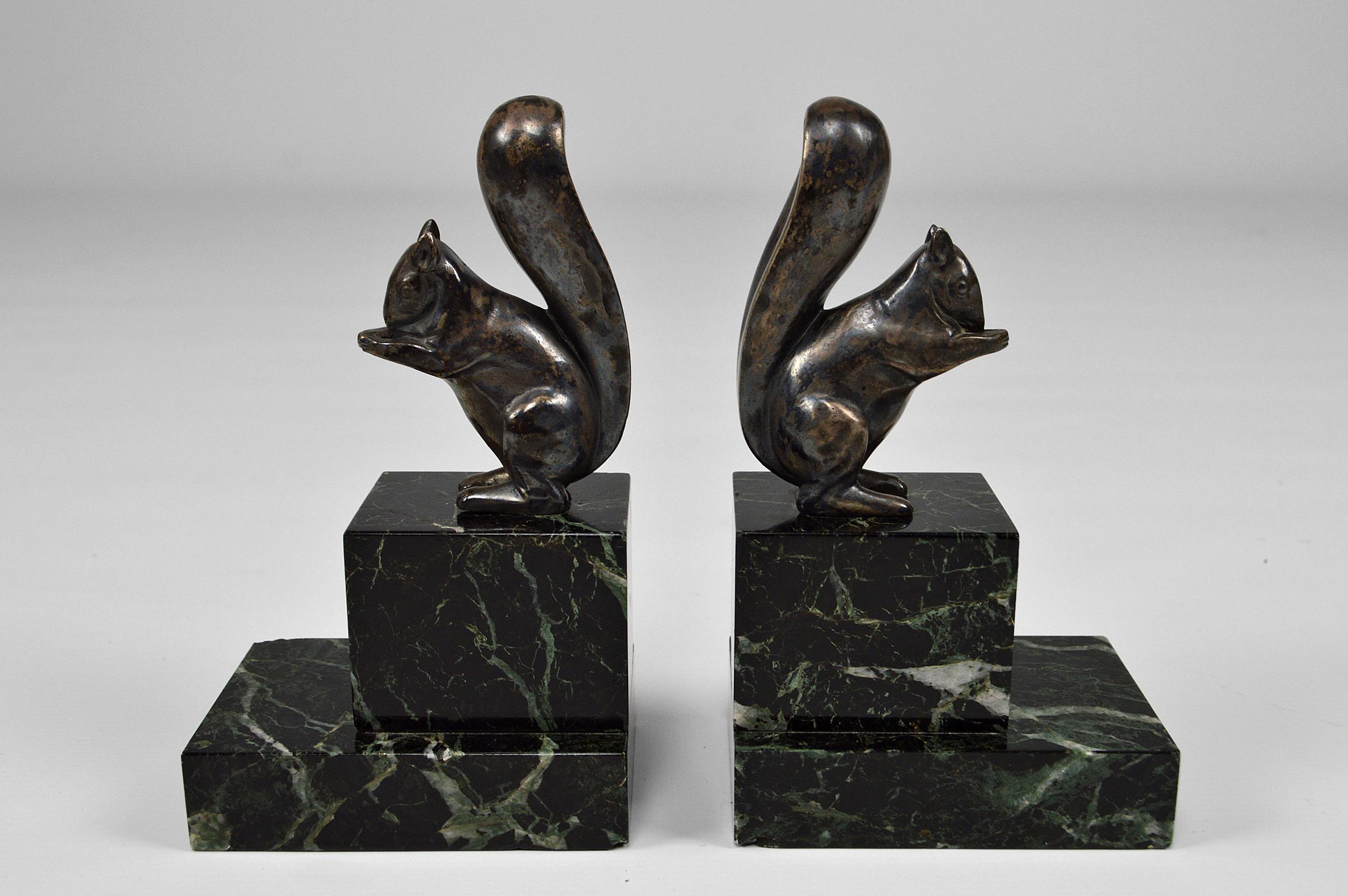 Elegant pair of silvered bronze squirrel bookends on a black marble top.

By Marcel Guillemard (1886-1932), emblematic decorator and designer of the Primavera workshop of the Printemps department stores.

Art Deco, France, 1925-1930.
Numbered and