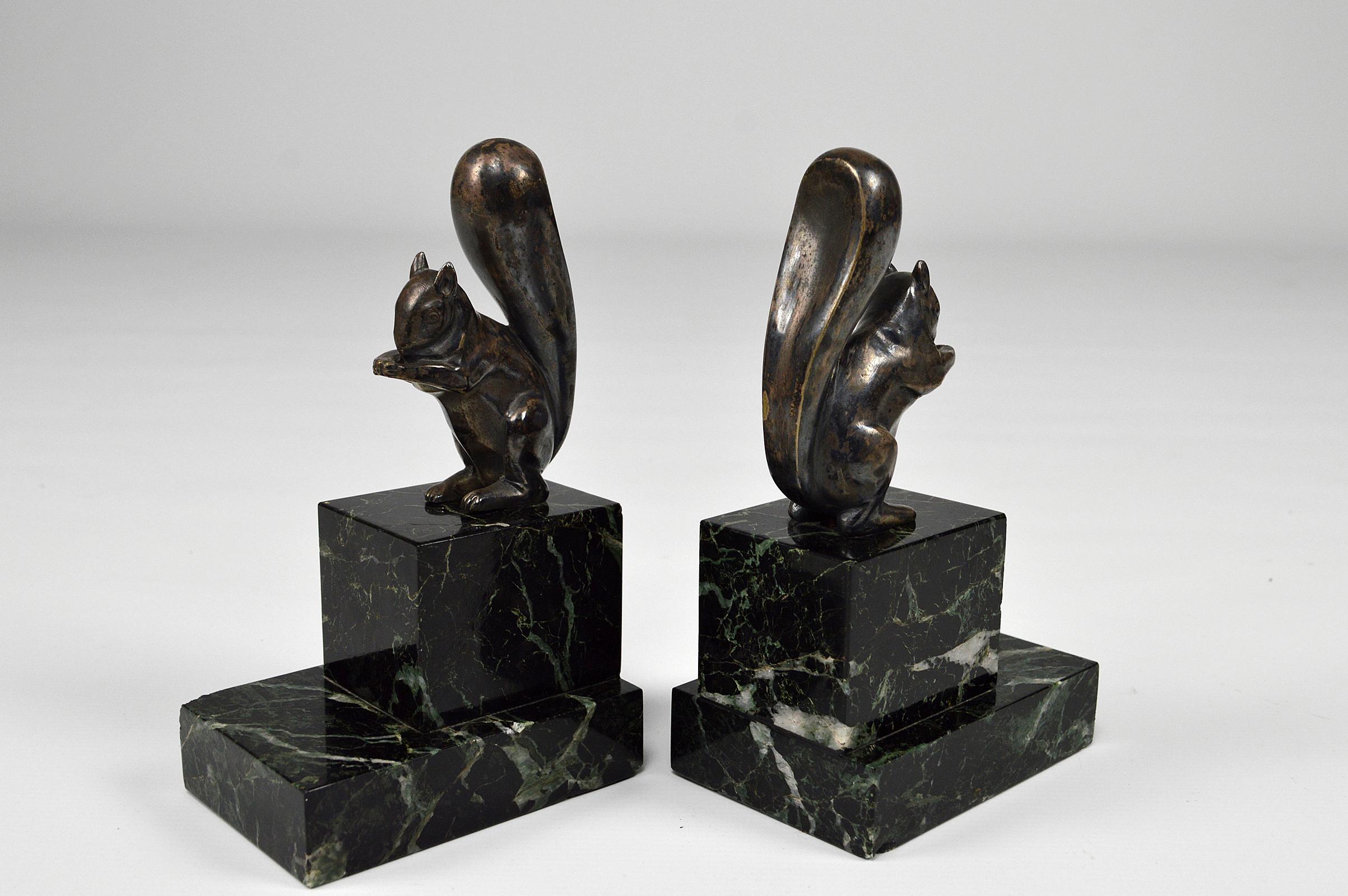 Buchstützen aus versilberter Bronze mit Eichhörnchen im Art déco-Stil von Marcel Guillemard (Französisch) im Angebot