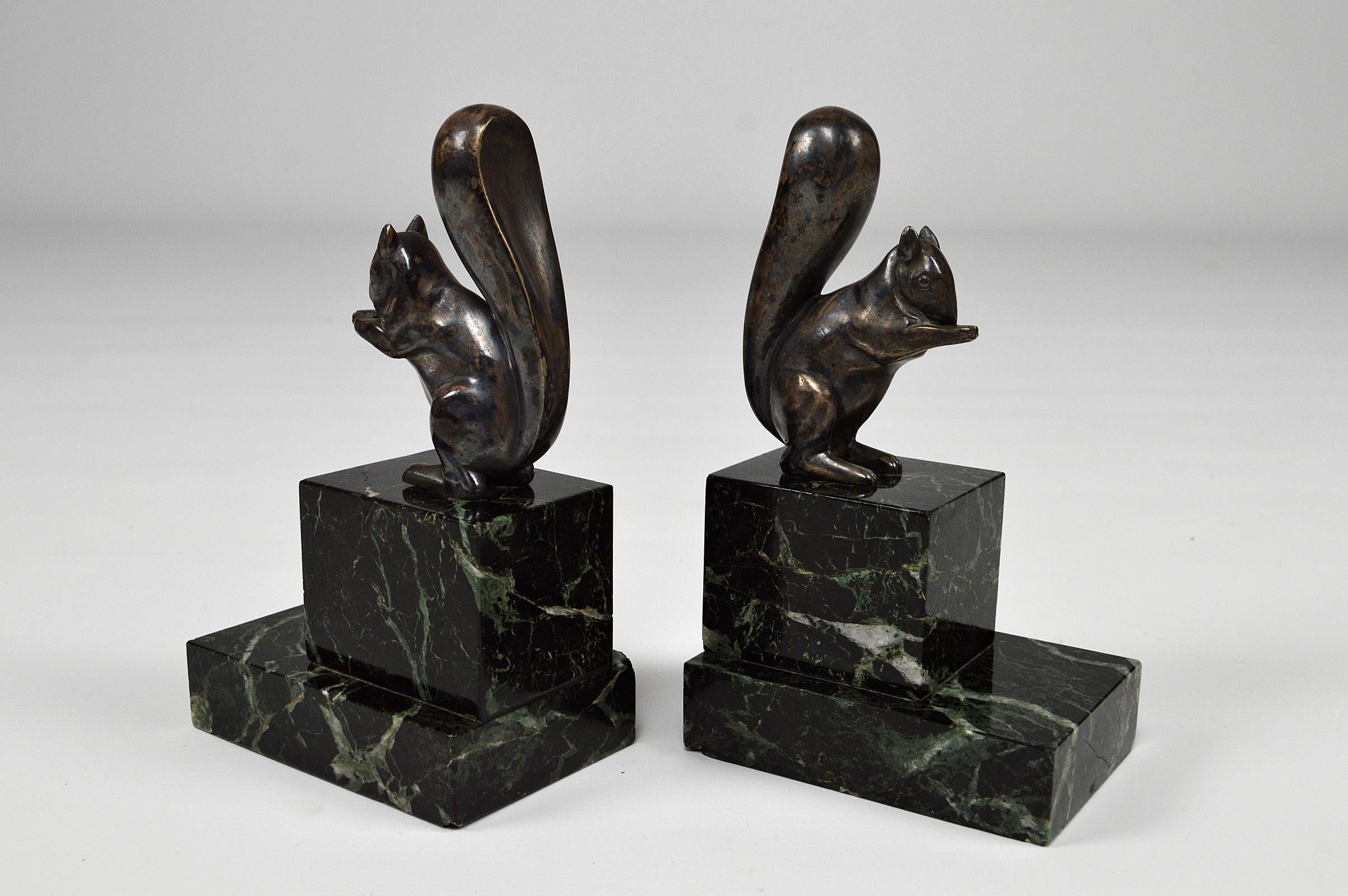Art Deco Squirrel Bookends in Silvered Bronze, by Marcel Guillemard In Good Condition For Sale In VÉZELAY, FR