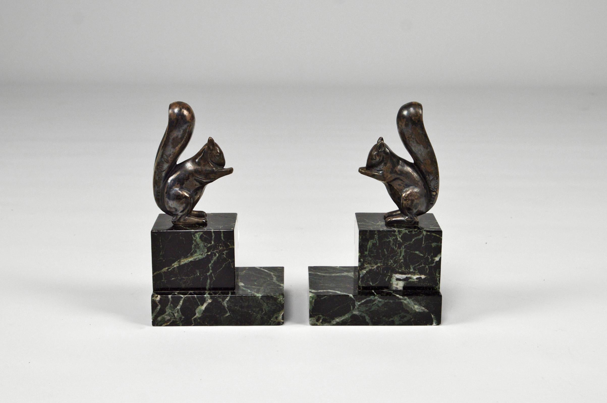 Buchstützen aus versilberter Bronze mit Eichhörnchen im Art déco-Stil von Marcel Guillemard im Angebot 1