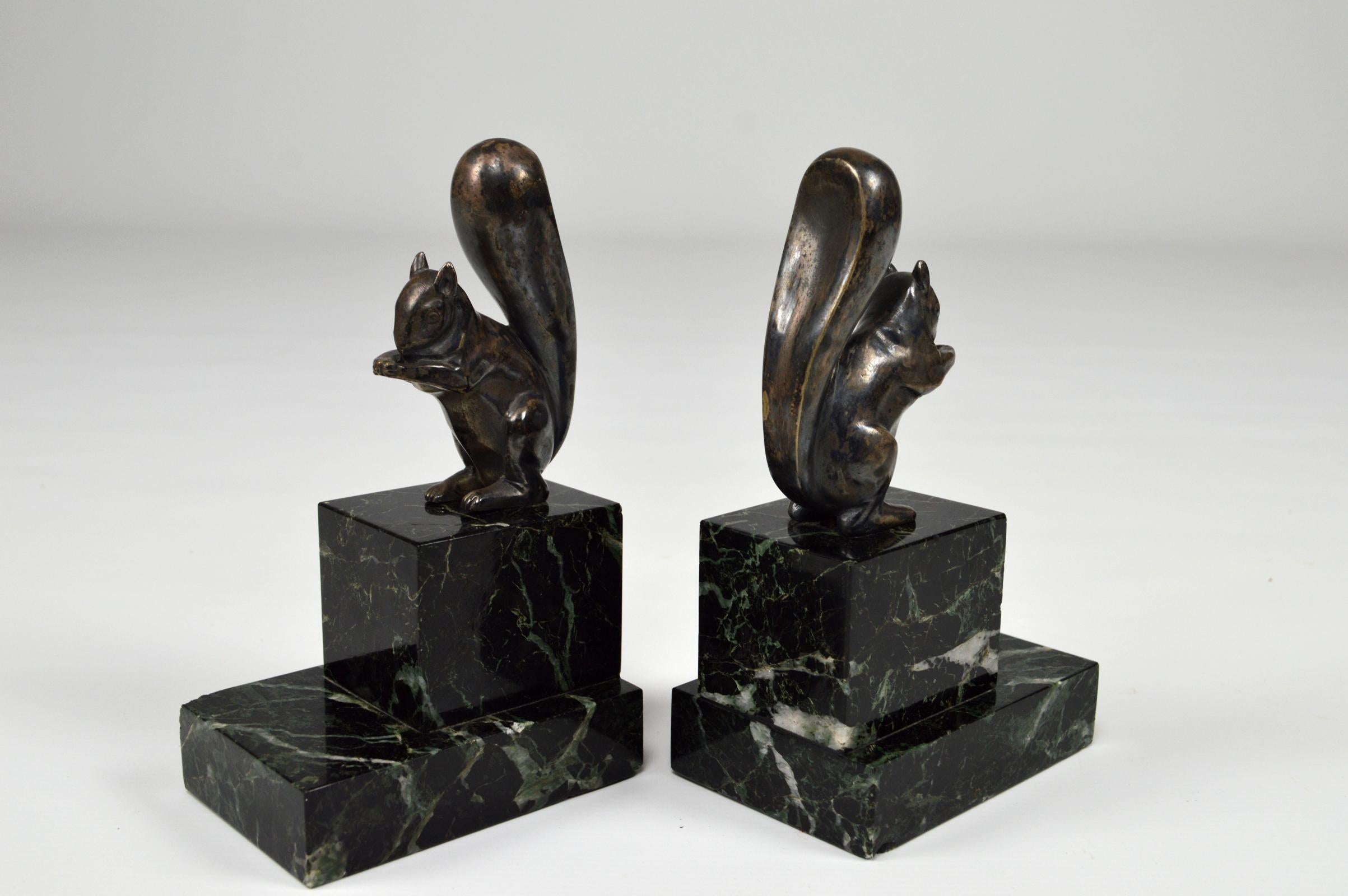 Pair of bookends squirrels in silvered bronze on marble top.
Numbered and signed: 