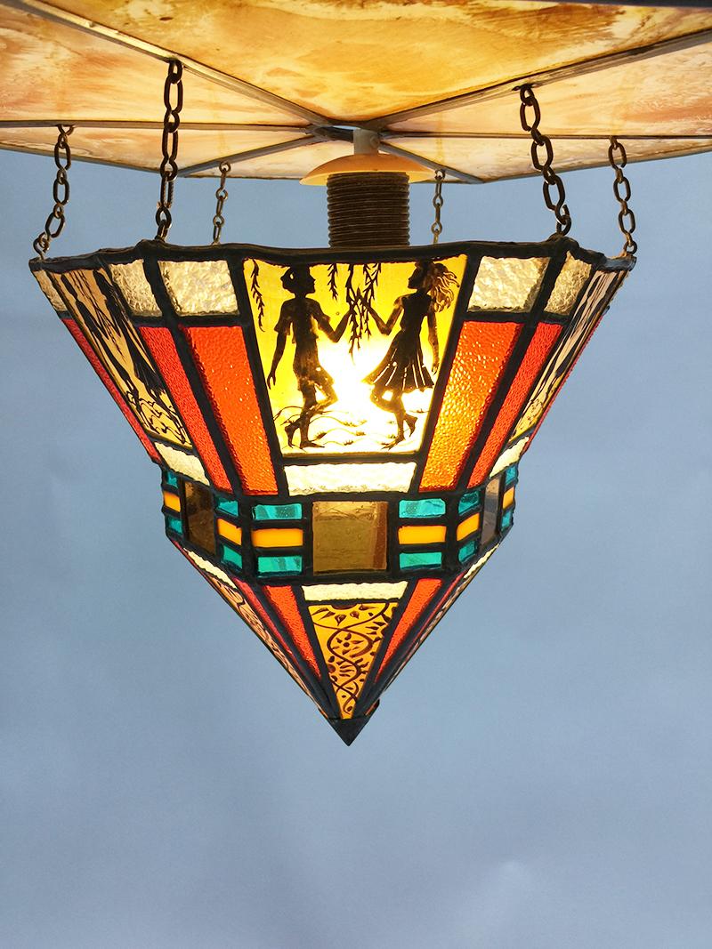 Art Deco Glasmalerei-Deckenlampe (Art déco) im Angebot