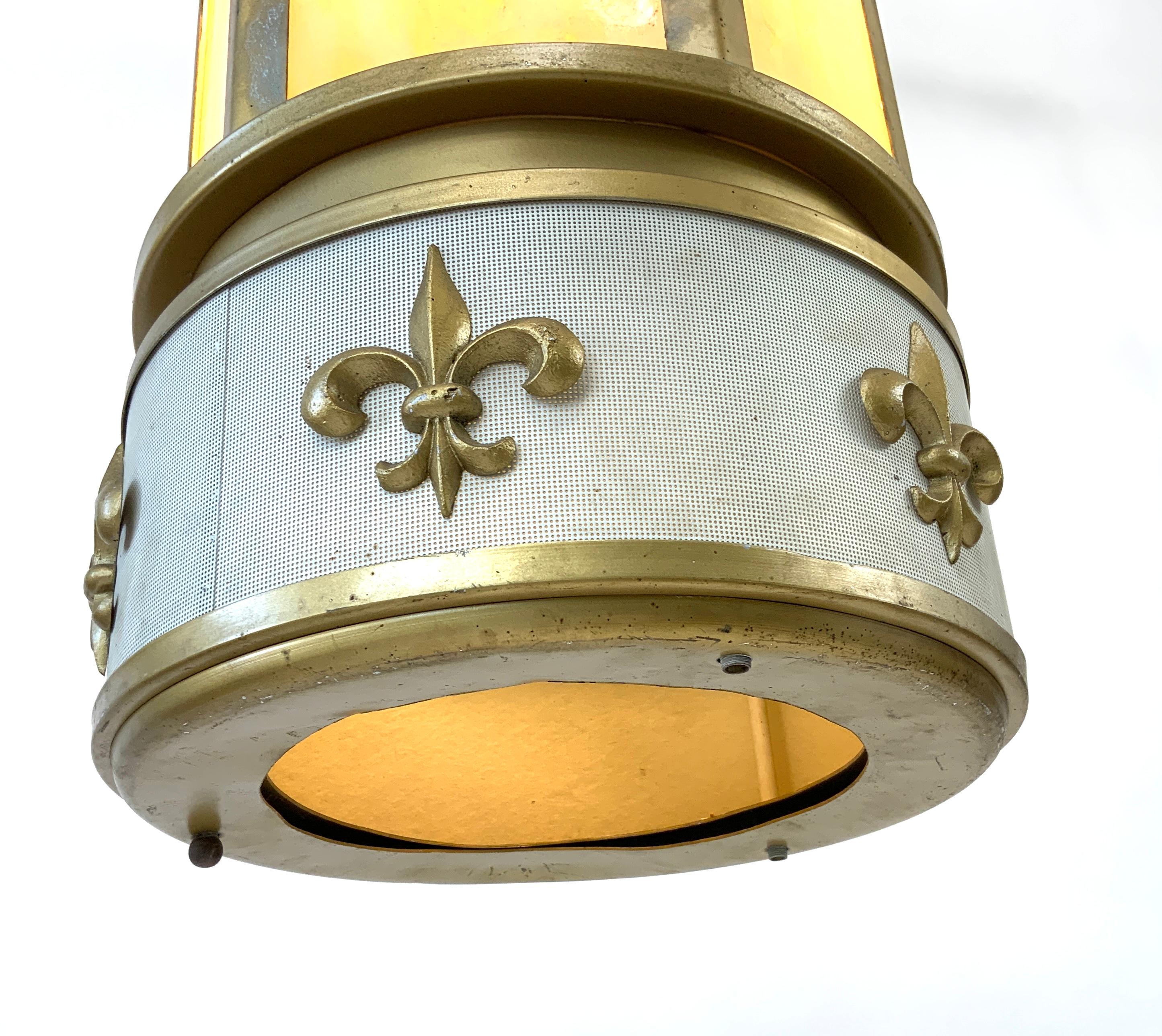 Pair of Art Deco Stained Glass “Fleur De Lys” Cathedral Lantern Lamps In Good Condition For Sale In Hampstead, QC