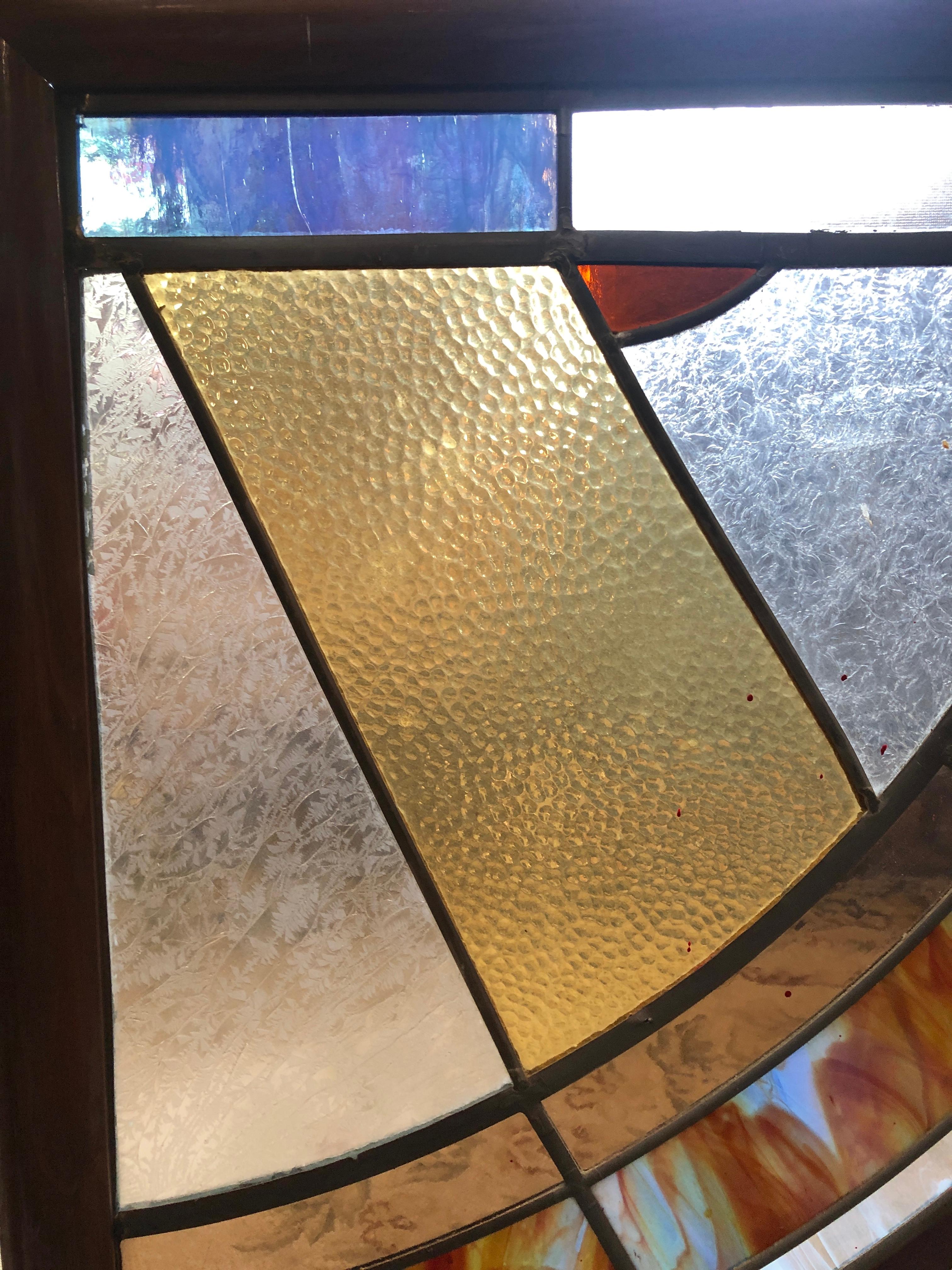 Fenêtre carrée avec motif de vitrail. Panneaux multicolores et texturés, sertis dans un décor Art déco plombé.
Actuellement dans un cadre en bois - les dimensions totales sont celles du vitrail et du cadre.
Situé à NY