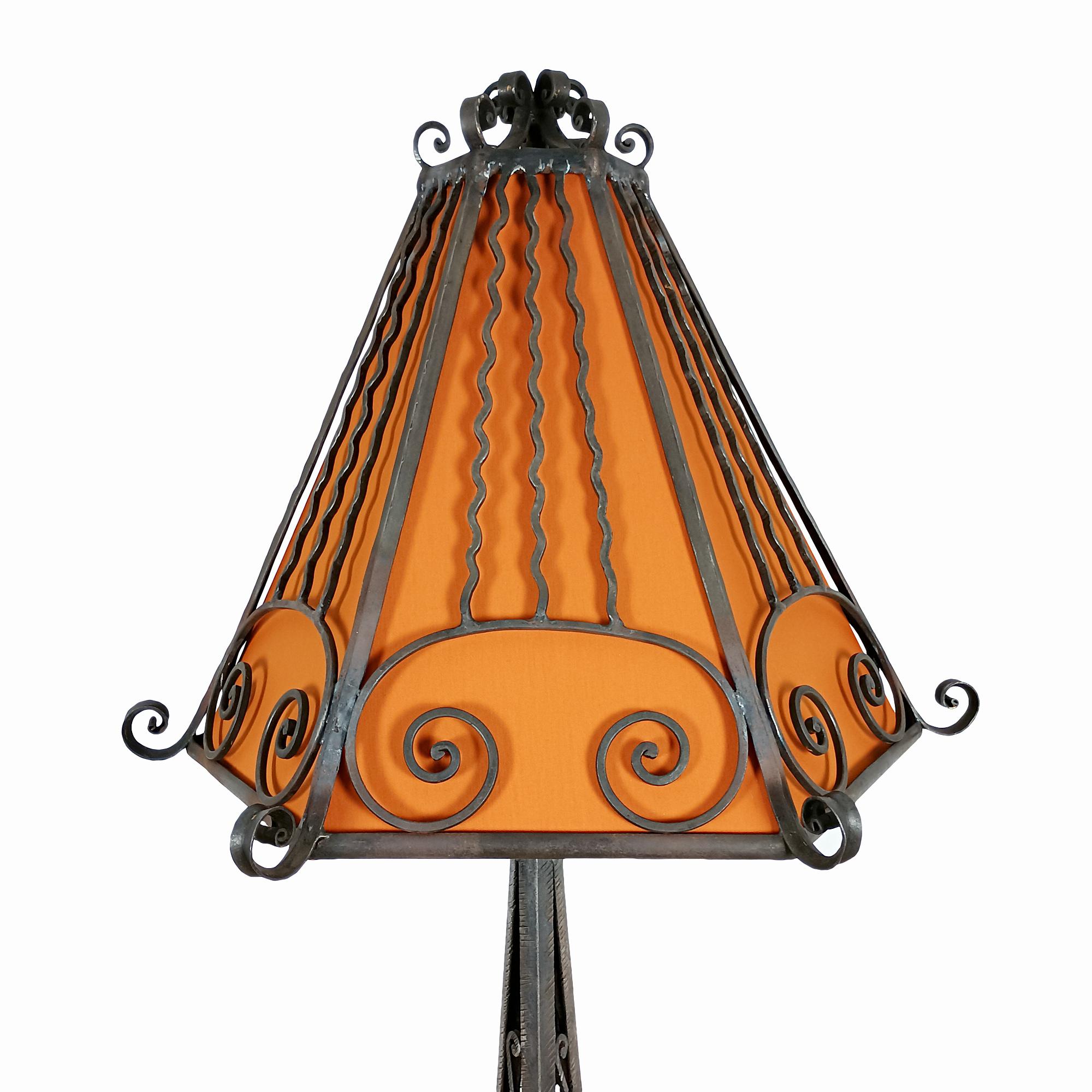 Art Deco Standing Lamp, Wrought Iron with New Lampshade, France, 1920 In Good Condition For Sale In Girona, ES