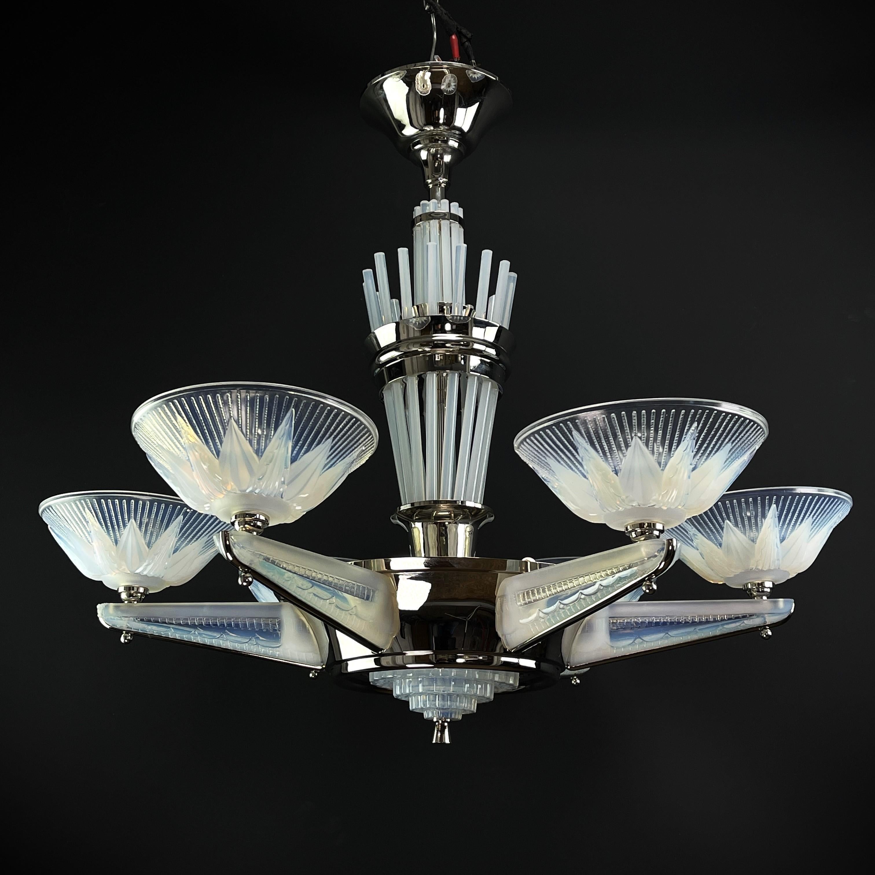 Art Deco chandelier - Pretitot and EZAN - 1930s

The ART DECO ceiling lamp is a remarkable example of the craftsmanship and style of the early 20th century. 

This exclusive masterpiece from the Petitot studio combines high-quality cut glass and