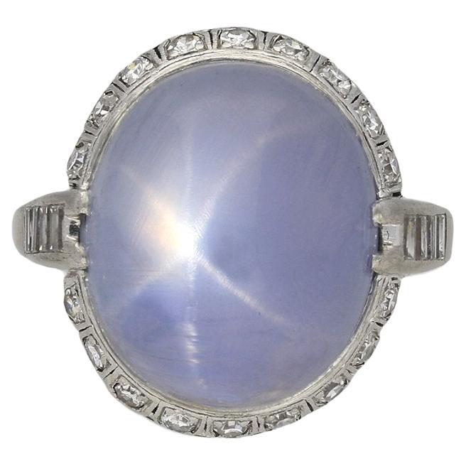 Anillo Art Decó de zafiro estrella y diamantes en racimo coronado, estadounidense, circa 1930