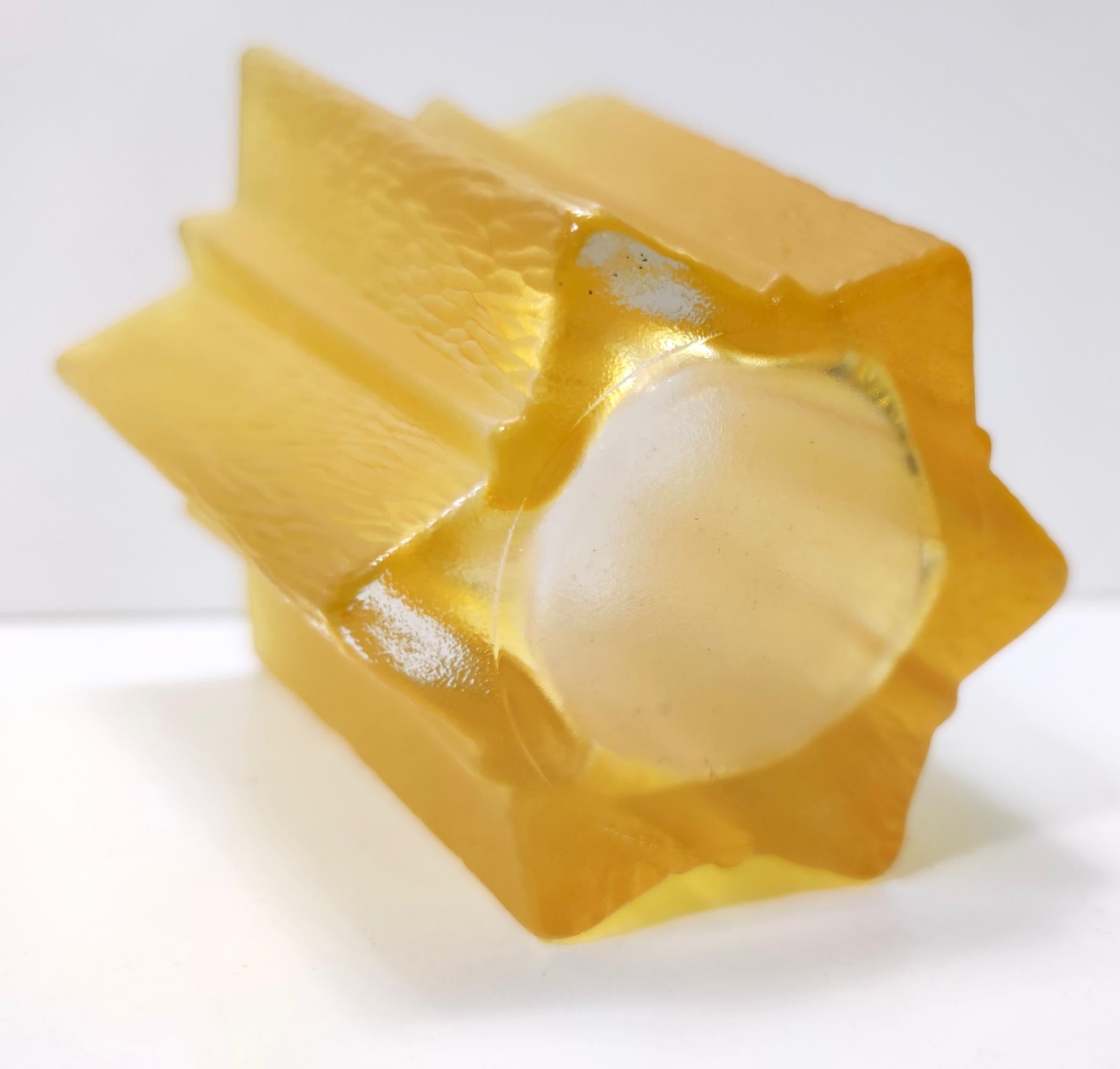 Vase en verre jaune en forme d'étoile Art déco attribué à Pierre D'Avesn pour Daum en vente 3