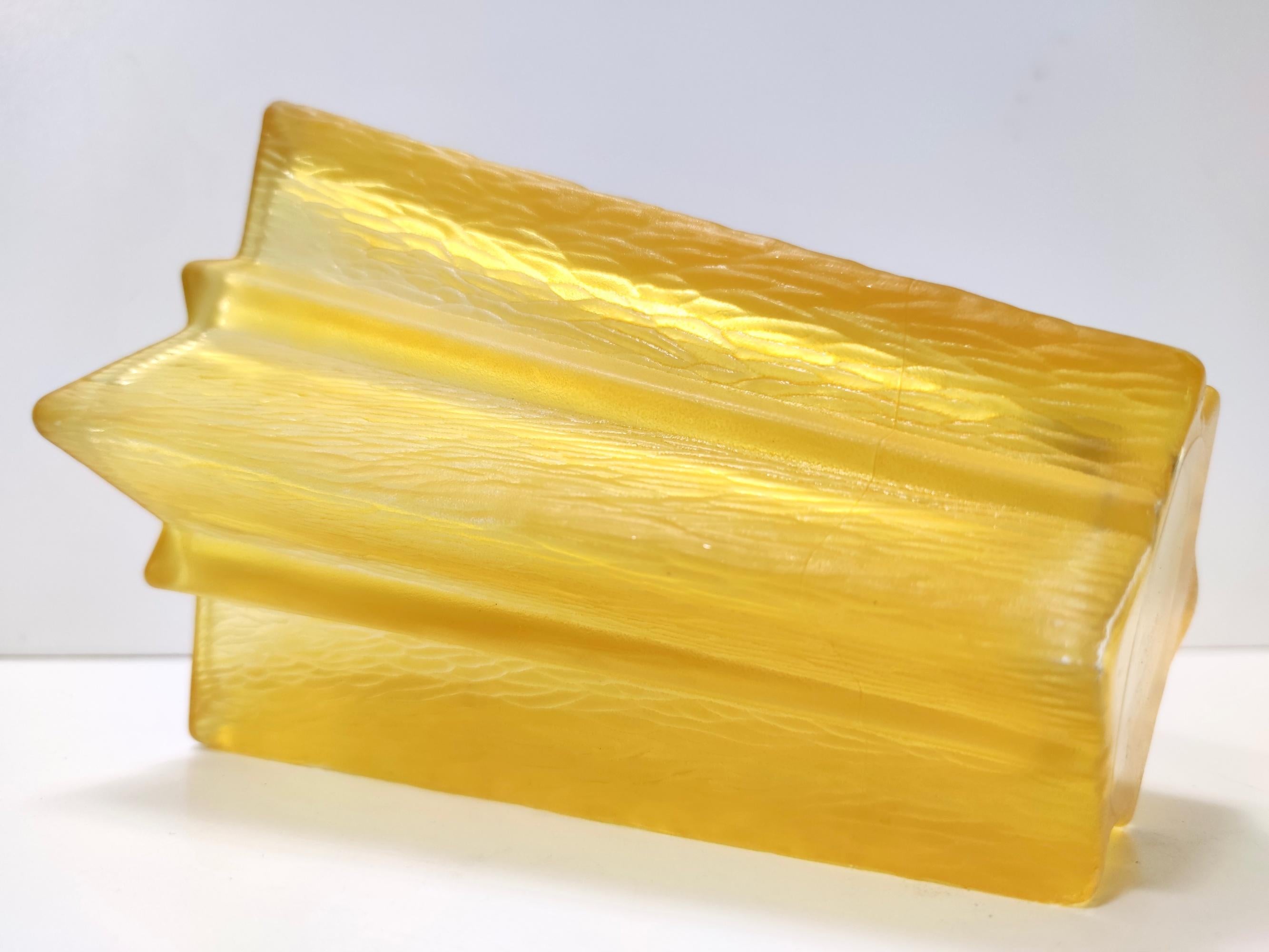 Vase en verre jaune en forme d'étoile Art déco attribué à Pierre D'Avesn pour Daum en vente 4
