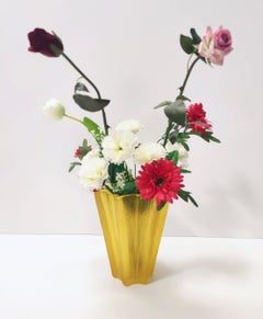 Jarrón Art Déco de cristal amarillo en forma de estrella atribuido a Pierre D'Avesn para Daum