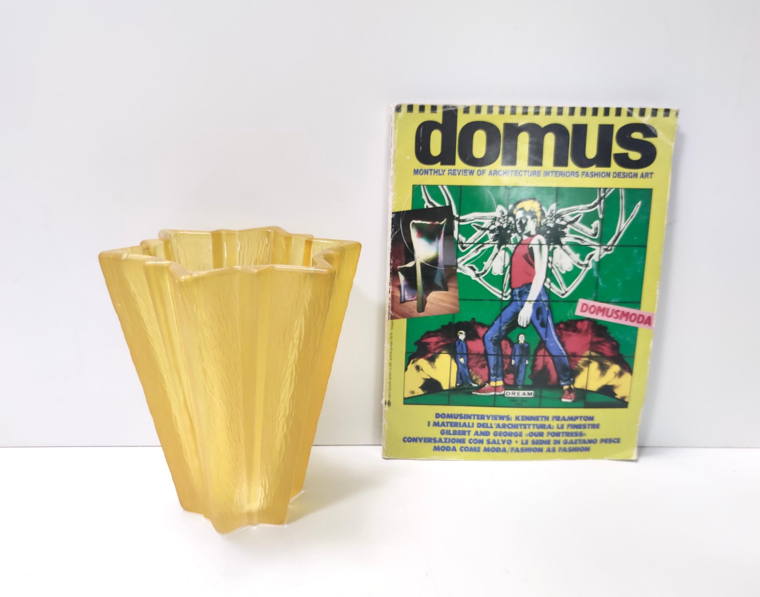 Buriné Vase en verre jaune en forme d'étoile Art déco attribué à Pierre D'Avesn pour Daum en vente
