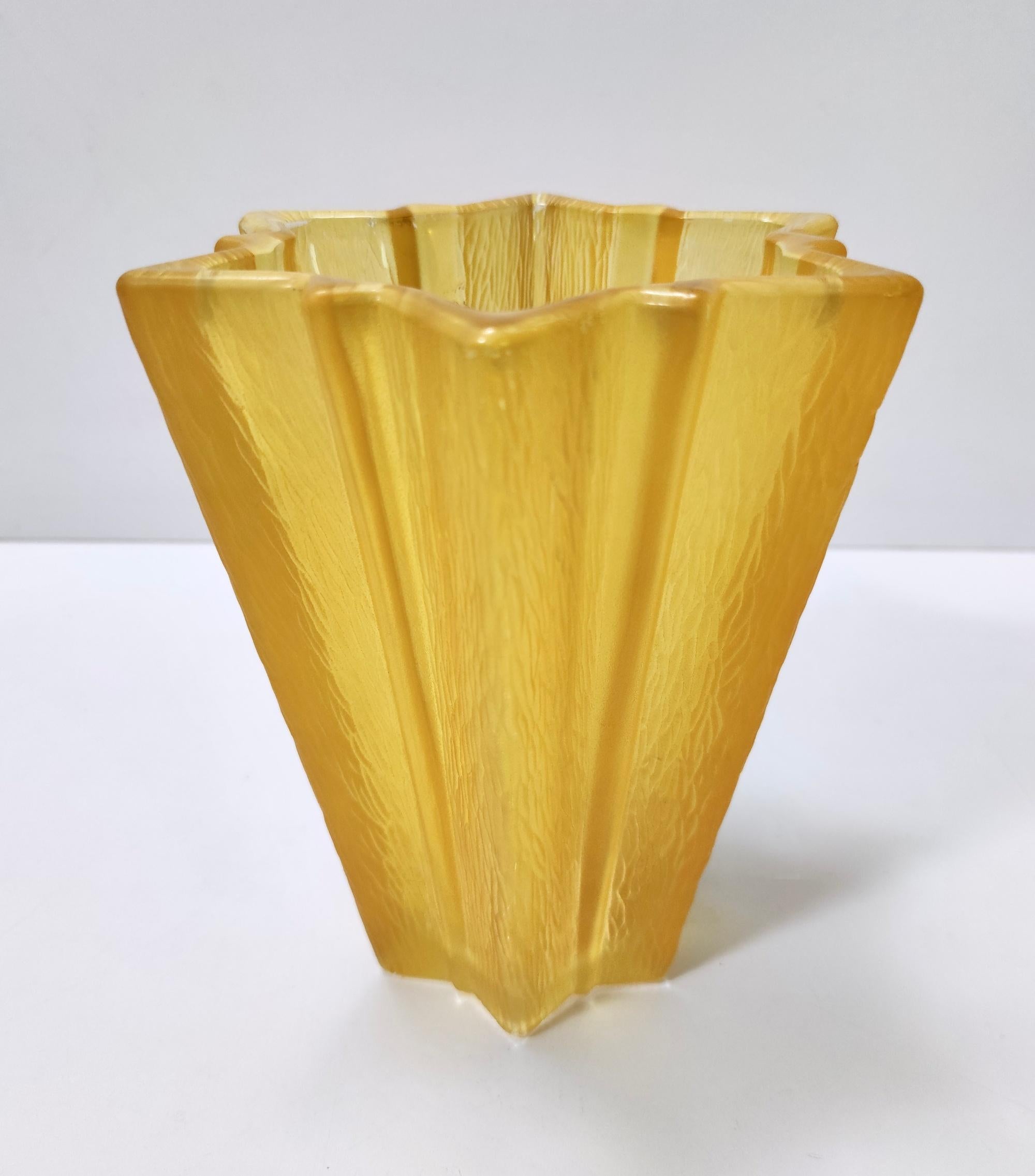 Vase en verre jaune en forme d'étoile Art déco attribué à Pierre D'Avesn pour Daum Excellent état - En vente à Bresso, Lombardy