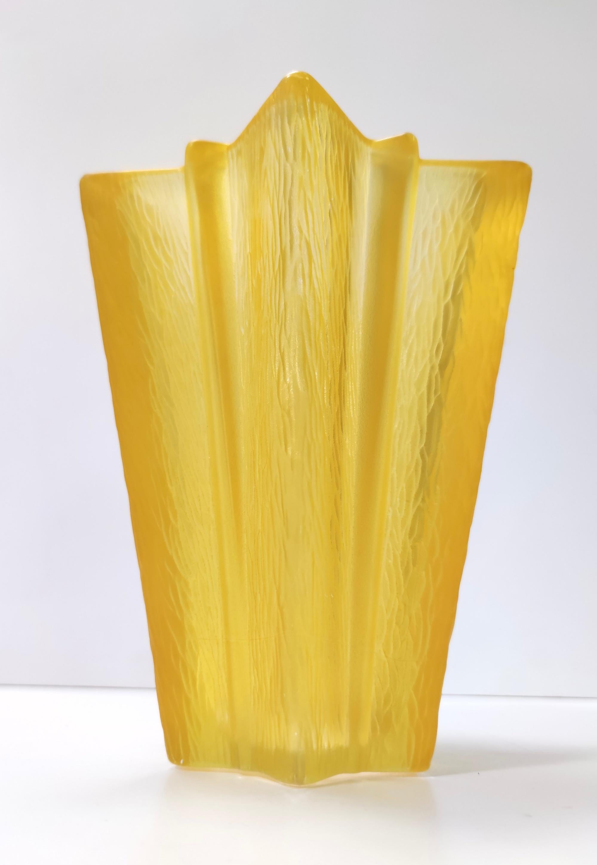 Milieu du XXe siècle Vase en verre jaune en forme d'étoile Art déco attribué à Pierre D'Avesn pour Daum en vente
