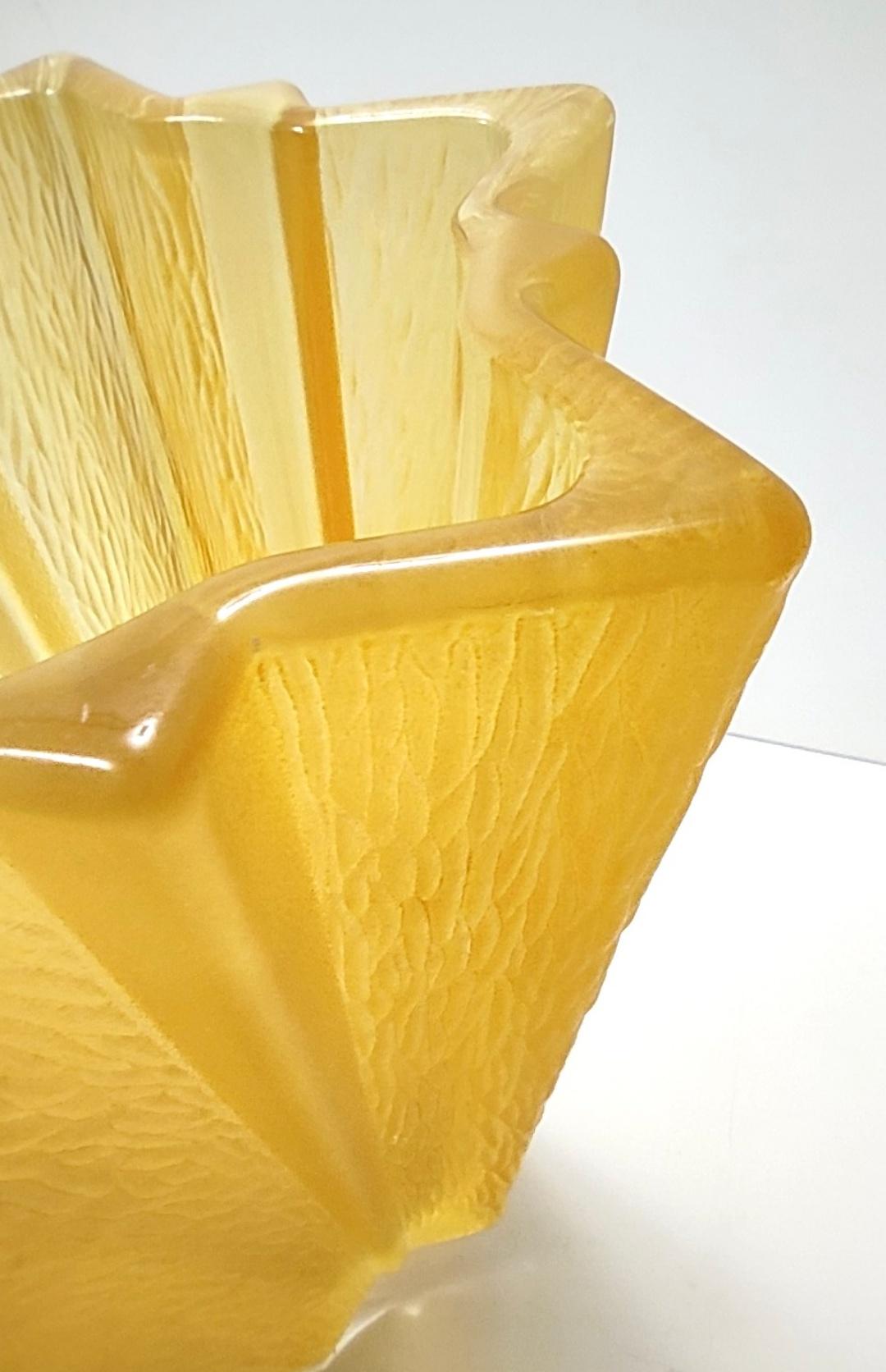 Vase en verre jaune en forme d'étoile Art déco attribué à Pierre D'Avesn pour Daum en vente 2