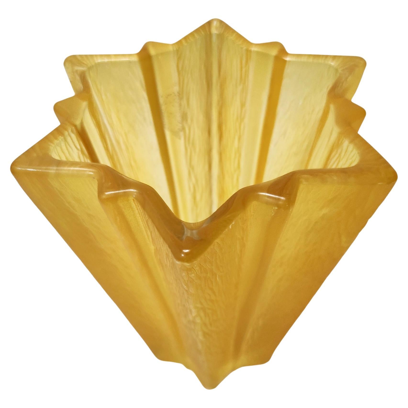Vaso in vetro giallo a forma di stella Art Déco attribuito a Pierre D'Avesn per Daum