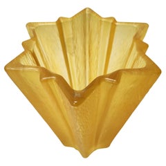 Jarrón Art Déco de cristal amarillo en forma de estrella atribuido a Pierre D'Avesn para Daum