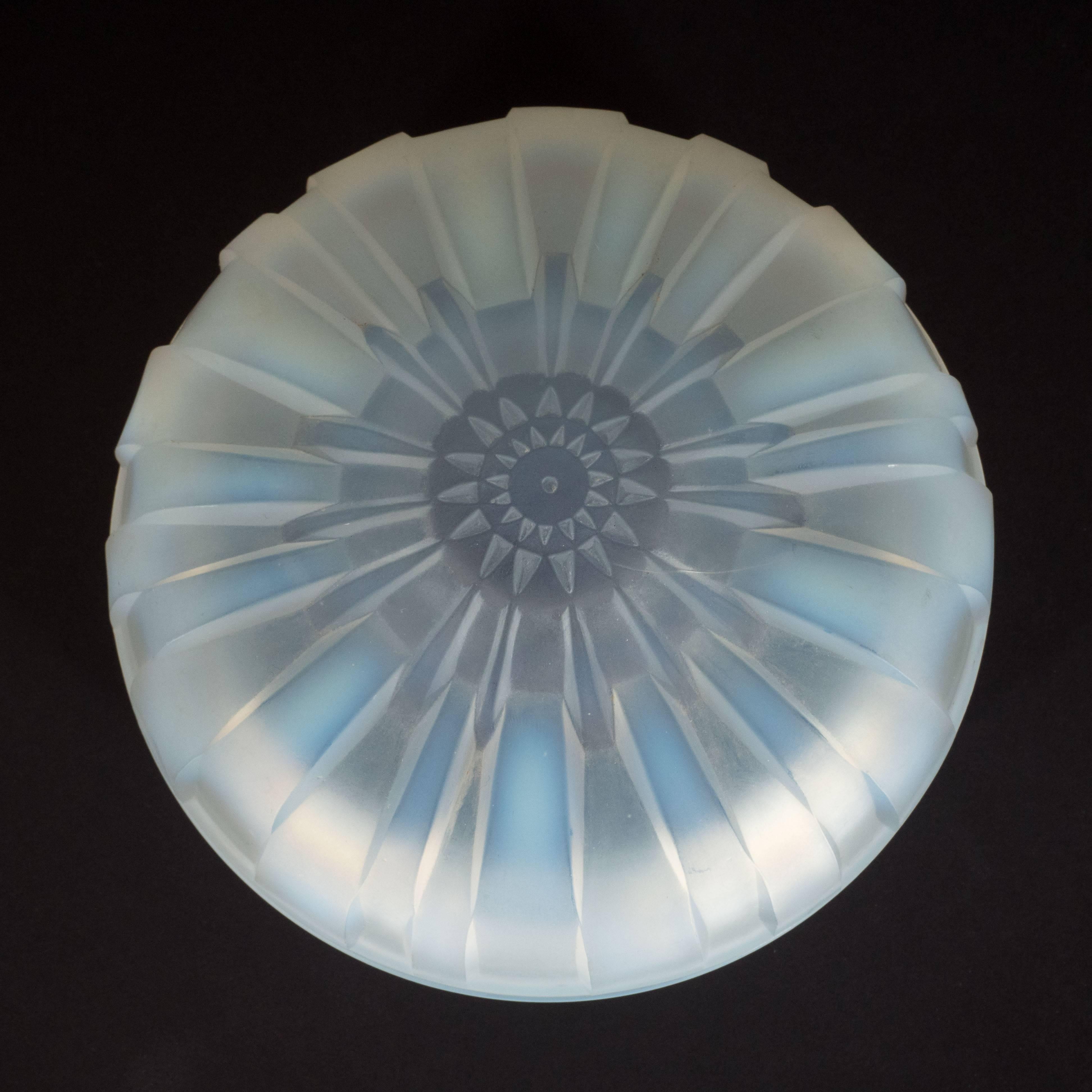 French Art Deco Starburst Circular Covered Box in Opalescent Glass by Hunebelle