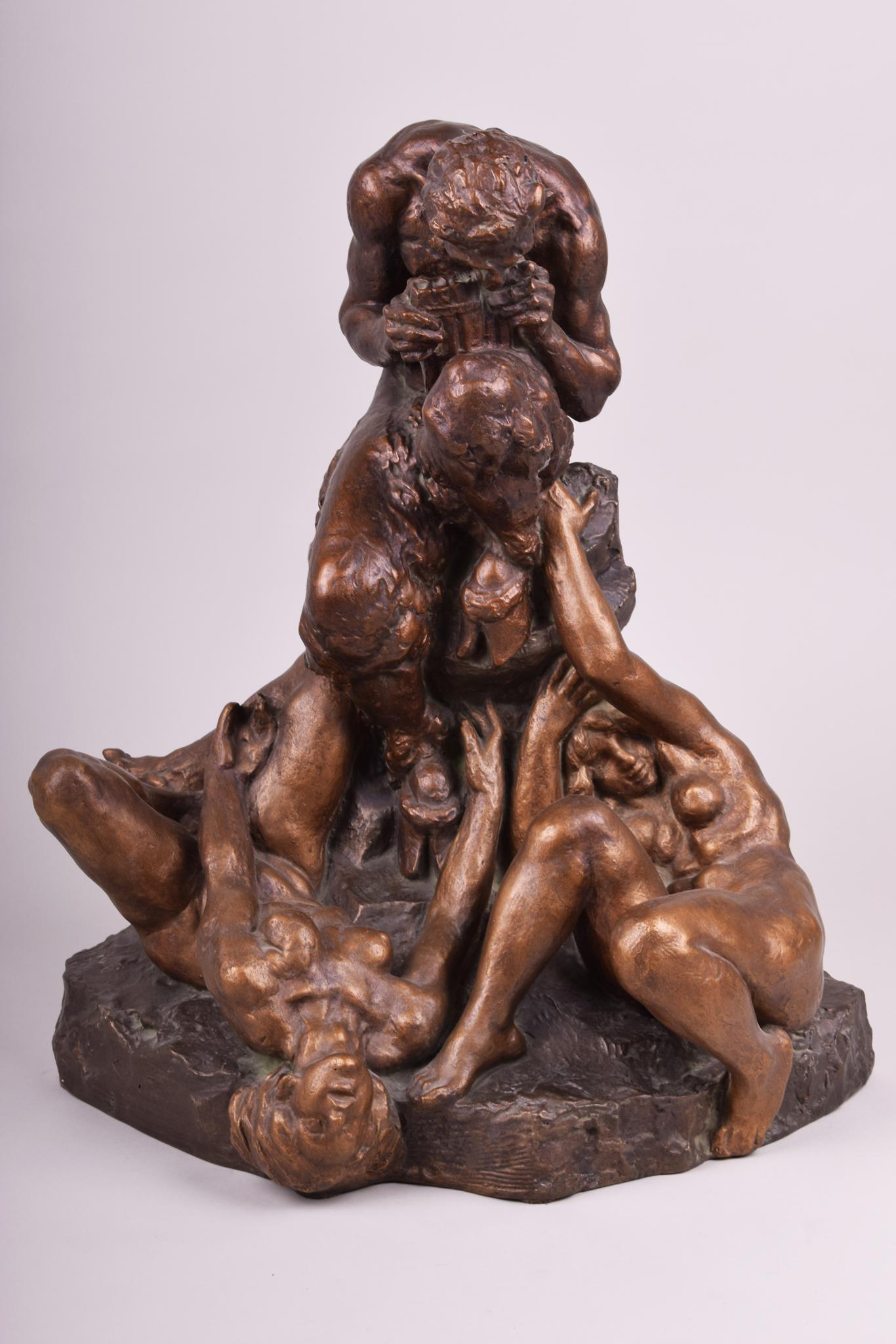 Bronzed Statue
Material: Ceramic bronze
Source: Czech - Art Deco
Period: 1920-1929.





 