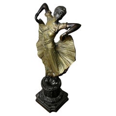 Estatua Art Decó de una bailarina egipcia según Chiparus  Un tema muy popular
