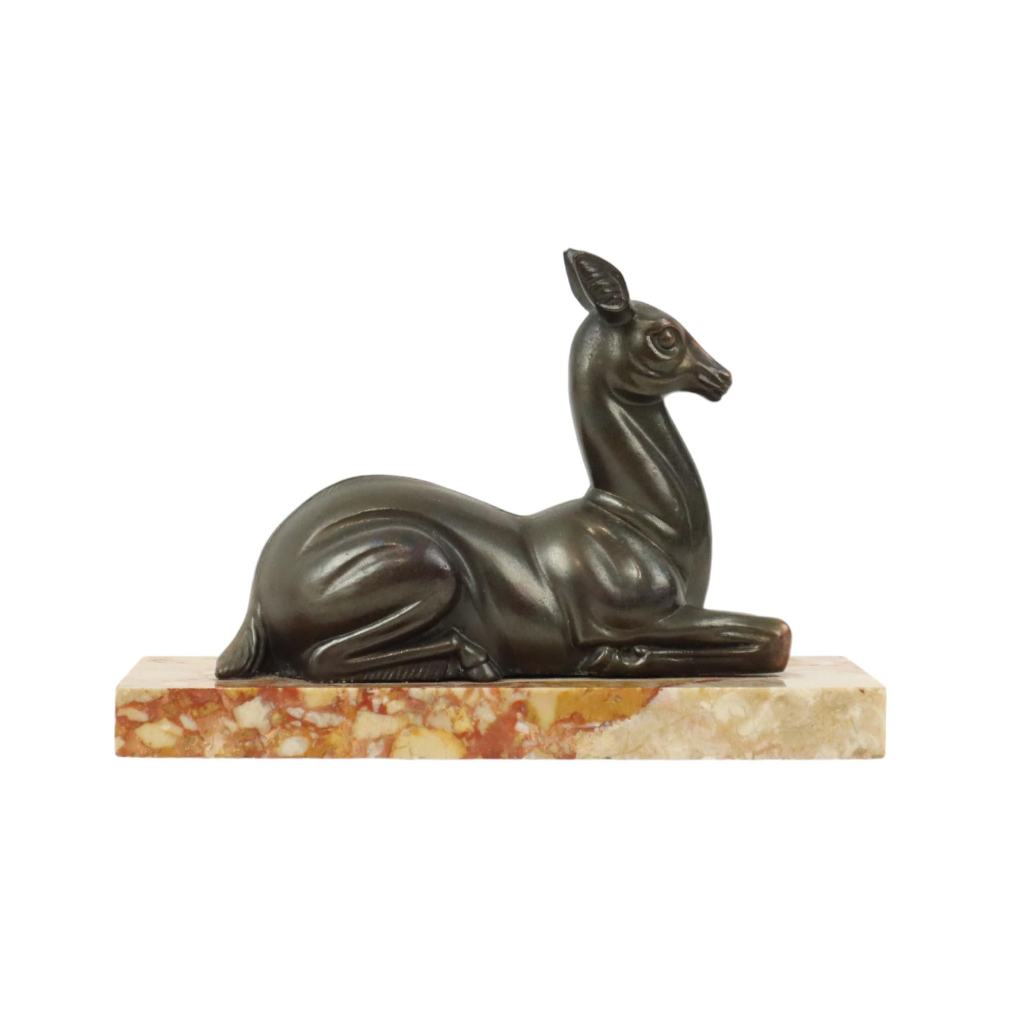 Francese Statua Art Deco in metallo spelta su marmo cervo cerbiatto 1930s in vendita