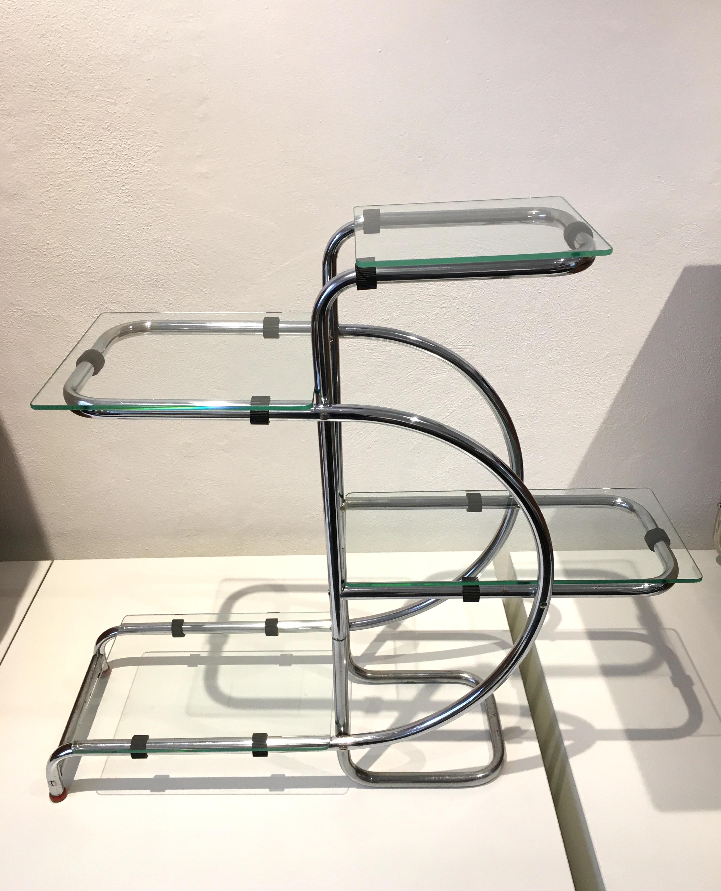This étagère, with a frame of bent steel tube and glass shelves, was made in the 1930s in the Czech Republic. Original chromium plating with patina. Glass plates renewed.